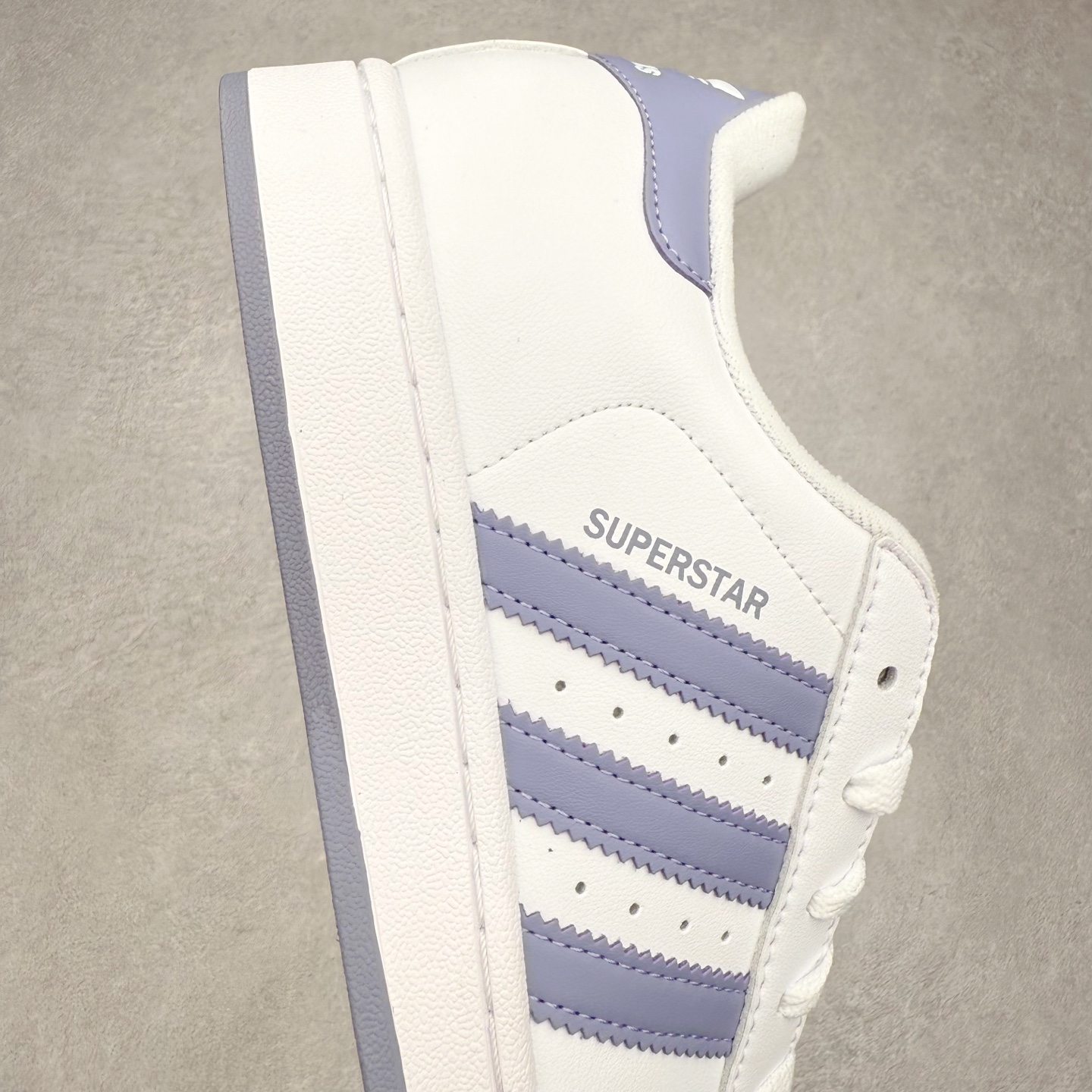 图片[6]-AD Originals Superstar 经典复古贝壳头板鞋 JS1373 诞生于1969年 是第一双将全皮面鞋 身与橡胶鞋头结合在一起的低帮篮球鞋 Superstar最开始 是作为高帮篮球鞋Pro Model的低帮版本而出现的 但因为其独特和醒目的橡胶鞋头造型而让大家熟知 被大家形象地称为\\\”shelltoe\\\”贝壳头 在70年代的美国职业篮球场上 接近3/4的NBA球员都将这双Superstar作为场上用鞋 80年代之后 经过不断的改良和发展 Superstar逐渐成为横跨时装、音乐、街头文化、休闲和运动等各大领域的时尚潮鞋 尺码：36 36.5 37 38 38.5 39 40 40.5 41 42 42.5 43 44 44.5 45-选品中心
