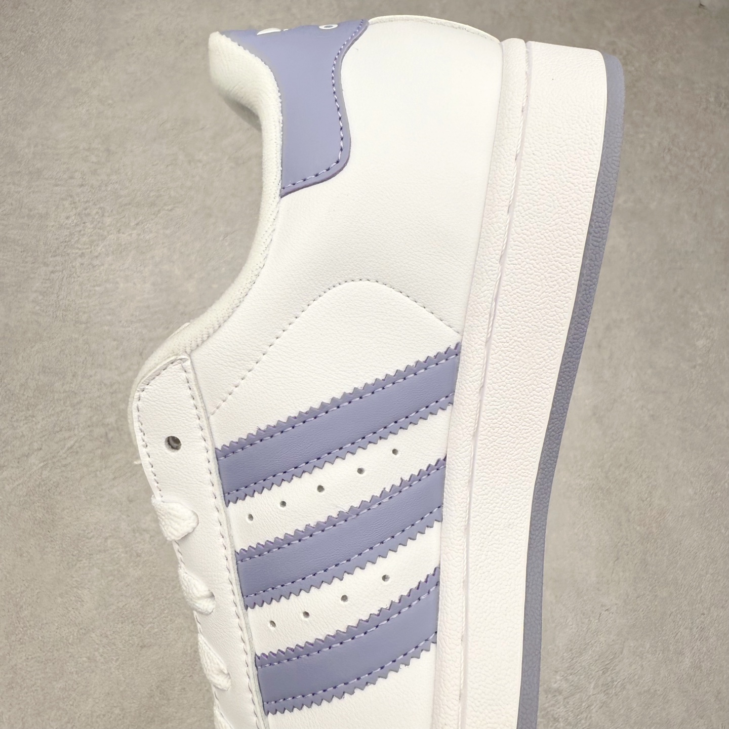 图片[7]-AD Originals Superstar 经典复古贝壳头板鞋 JS1373 诞生于1969年 是第一双将全皮面鞋 身与橡胶鞋头结合在一起的低帮篮球鞋 Superstar最开始 是作为高帮篮球鞋Pro Model的低帮版本而出现的 但因为其独特和醒目的橡胶鞋头造型而让大家熟知 被大家形象地称为\\\”shelltoe\\\”贝壳头 在70年代的美国职业篮球场上 接近3/4的NBA球员都将这双Superstar作为场上用鞋 80年代之后 经过不断的改良和发展 Superstar逐渐成为横跨时装、音乐、街头文化、休闲和运动等各大领域的时尚潮鞋 尺码：36 36.5 37 38 38.5 39 40 40.5 41 42 42.5 43 44 44.5 45-选品中心