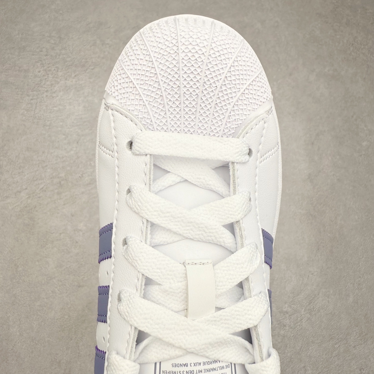 图片[4]-AD Originals Superstar 经典复古贝壳头板鞋 JS1373 诞生于1969年 是第一双将全皮面鞋 身与橡胶鞋头结合在一起的低帮篮球鞋 Superstar最开始 是作为高帮篮球鞋Pro Model的低帮版本而出现的 但因为其独特和醒目的橡胶鞋头造型而让大家熟知 被大家形象地称为\\\”shelltoe\\\”贝壳头 在70年代的美国职业篮球场上 接近3/4的NBA球员都将这双Superstar作为场上用鞋 80年代之后 经过不断的改良和发展 Superstar逐渐成为横跨时装、音乐、街头文化、休闲和运动等各大领域的时尚潮鞋 尺码：36 36.5 37 38 38.5 39 40 40.5 41 42 42.5 43 44 44.5 45-选品中心