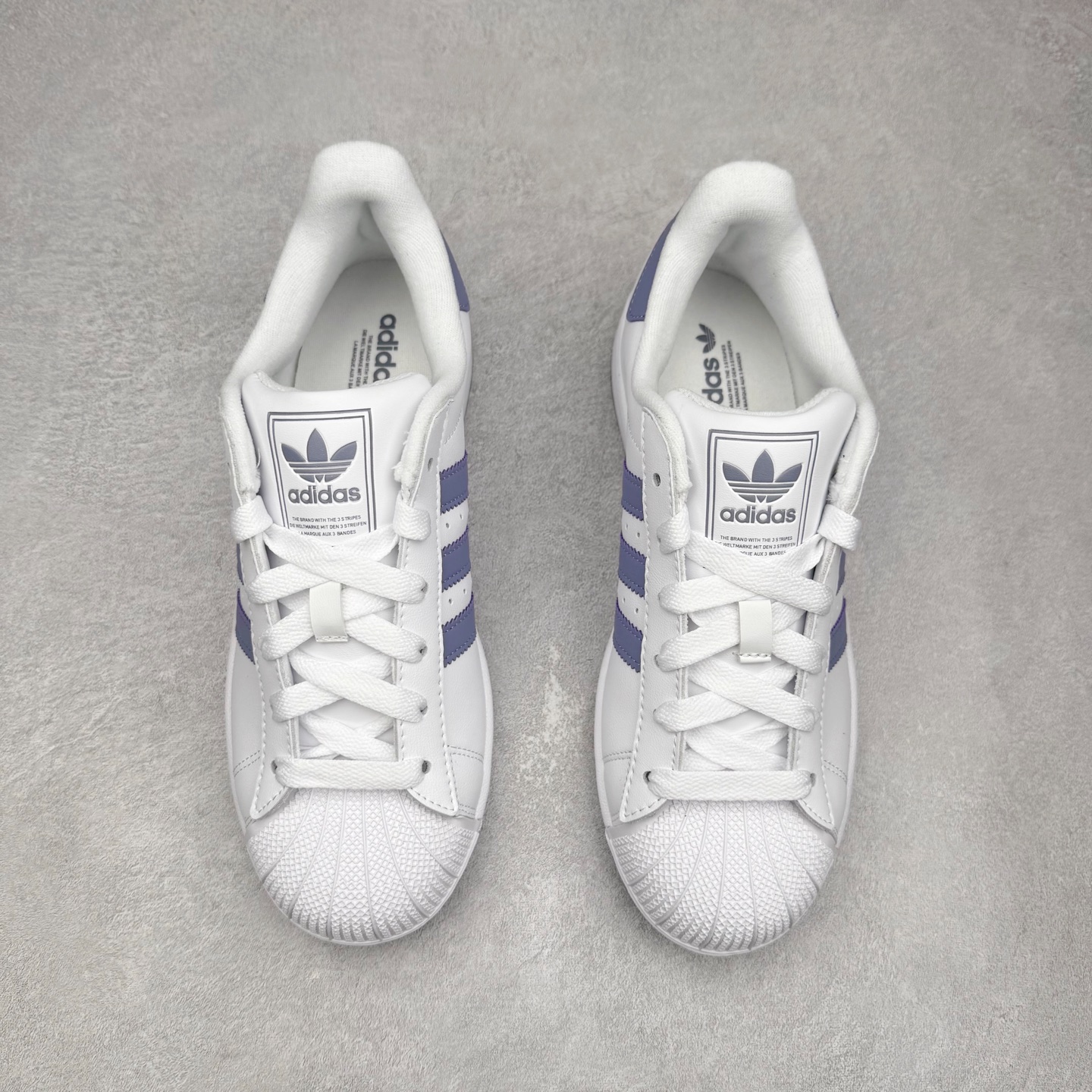 图片[2]-AD Originals Superstar 经典复古贝壳头板鞋 JS1373 诞生于1969年 是第一双将全皮面鞋 身与橡胶鞋头结合在一起的低帮篮球鞋 Superstar最开始 是作为高帮篮球鞋Pro Model的低帮版本而出现的 但因为其独特和醒目的橡胶鞋头造型而让大家熟知 被大家形象地称为\\\”shelltoe\\\”贝壳头 在70年代的美国职业篮球场上 接近3/4的NBA球员都将这双Superstar作为场上用鞋 80年代之后 经过不断的改良和发展 Superstar逐渐成为横跨时装、音乐、街头文化、休闲和运动等各大领域的时尚潮鞋 尺码：36 36.5 37 38 38.5 39 40 40.5 41 42 42.5 43 44 44.5 45-选品中心