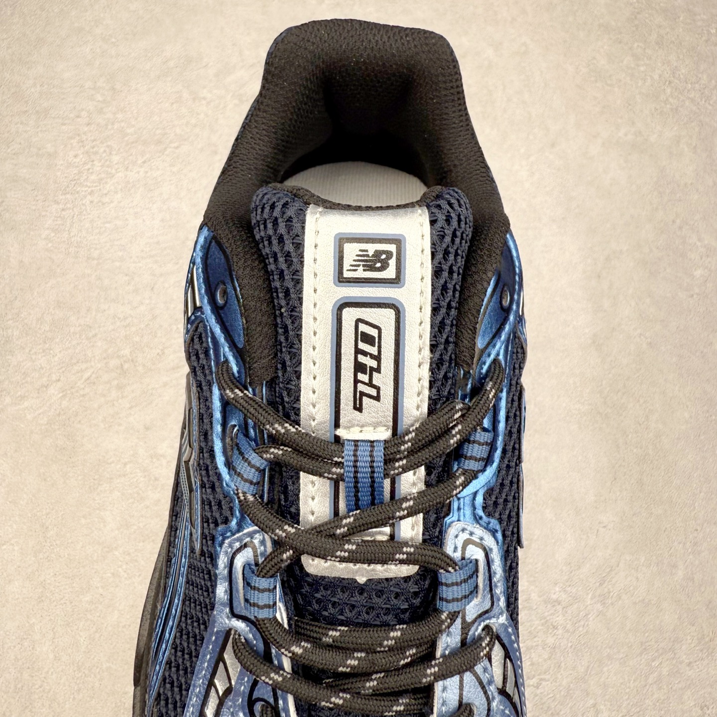 图片[5]-＃DT纯原 New Balance MR740 NB新百伦系列复古老爹风休闲运动慢跑鞋 采用轻质牛剖革拼接透气网眼衬垫织物鞋面材质 T-Beam大底提供足步弓支撑 保持步态稳定#后跟搭载外露缓震胶 鞋身整体以各种深浅不一的灰色覆盖 鞋头以淡蓝色调装饰，网眼衬垫通过不规律的色块实现做旧的美感 泛黄的鞋底更是进一步增添了复古气息 尺码：36 37 37.5 38 38.5 39.5 40 40.5 41.5 42 42.5 43 44 44.5 45-选品中心