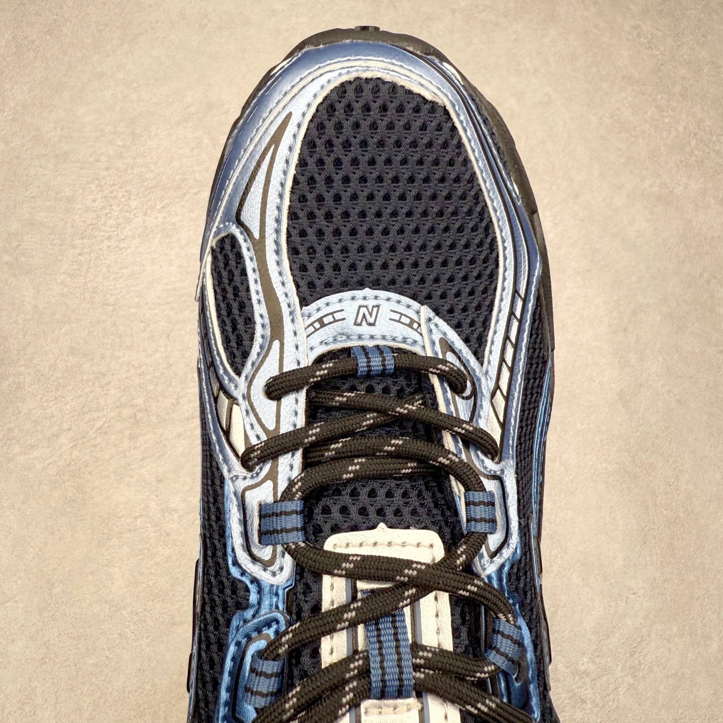 图片[4]-＃DT纯原 New Balance MR740 NB新百伦系列复古老爹风休闲运动慢跑鞋 采用轻质牛剖革拼接透气网眼衬垫织物鞋面材质 T-Beam大底提供足步弓支撑 保持步态稳定#后跟搭载外露缓震胶 鞋身整体以各种深浅不一的灰色覆盖 鞋头以淡蓝色调装饰，网眼衬垫通过不规律的色块实现做旧的美感 泛黄的鞋底更是进一步增添了复古气息 尺码：36 37 37.5 38 38.5 39.5 40 40.5 41.5 42 42.5 43 44 44.5 45-选品中心