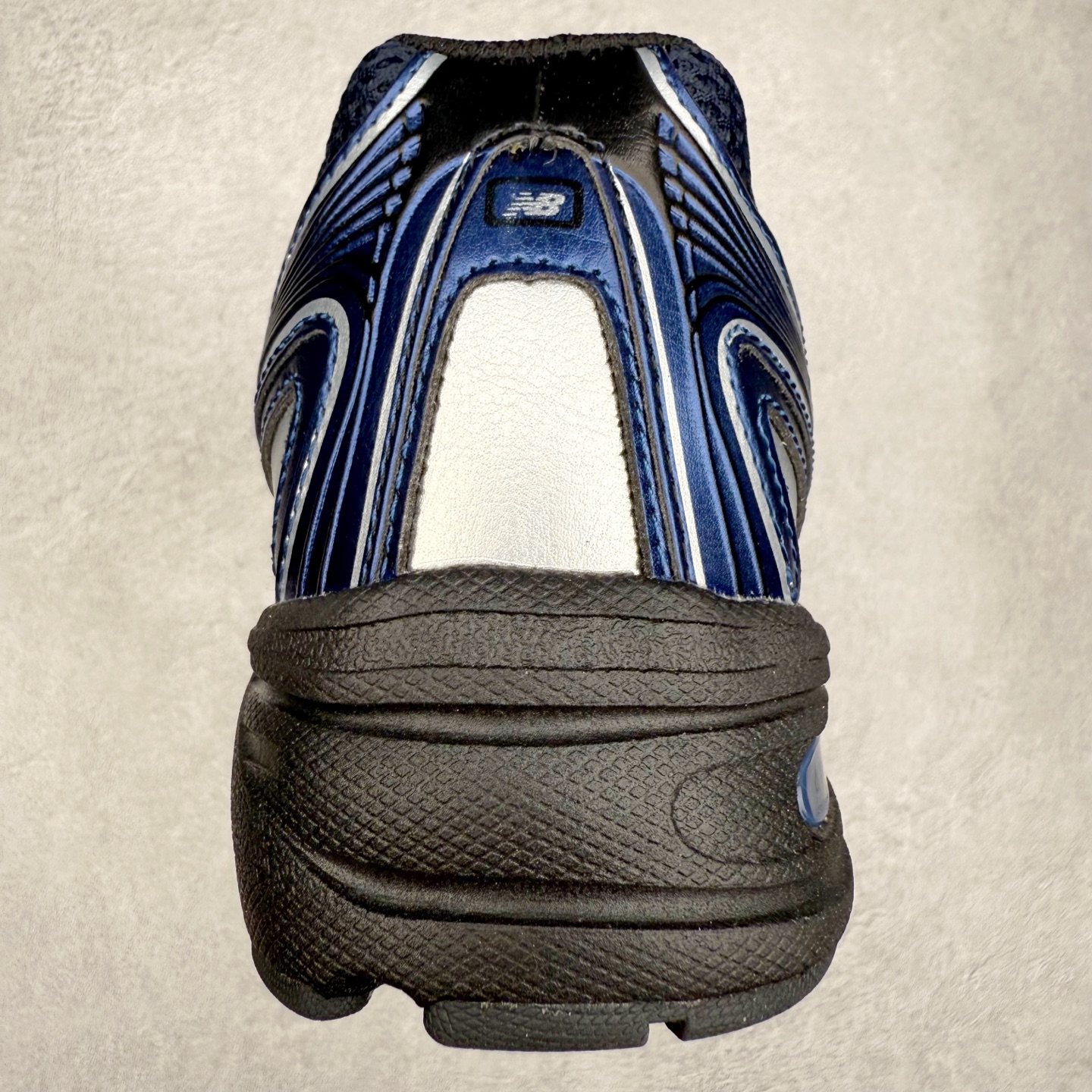 图片[8]-＃DT纯原 New Balance MR740 NB新百伦系列复古老爹风休闲运动慢跑鞋 采用轻质牛剖革拼接透气网眼衬垫织物鞋面材质 T-Beam大底提供足步弓支撑 保持步态稳定#后跟搭载外露缓震胶 鞋身整体以各种深浅不一的灰色覆盖 鞋头以淡蓝色调装饰，网眼衬垫通过不规律的色块实现做旧的美感 泛黄的鞋底更是进一步增添了复古气息 尺码：36 37 37.5 38 38.5 39.5 40 40.5 41.5 42 42.5 43 44 44.5 45-选品中心