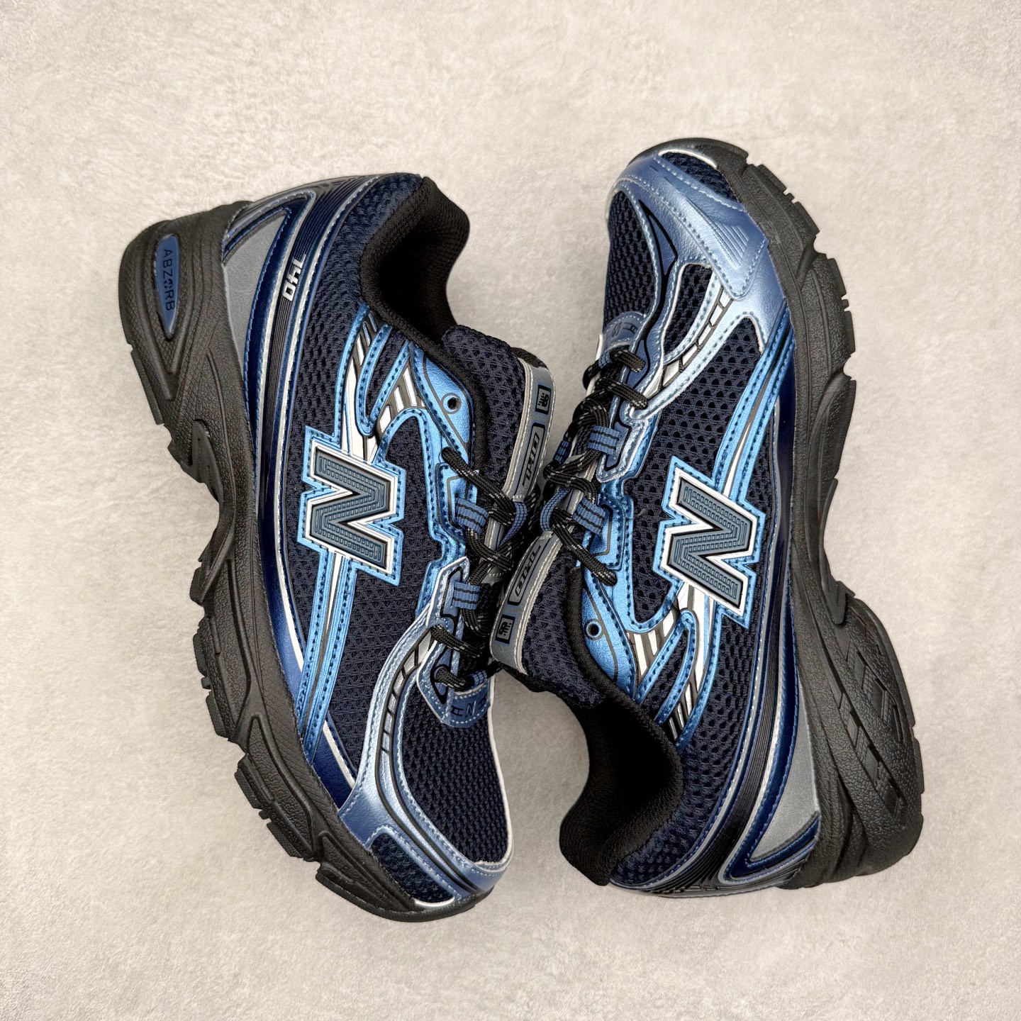 图片[3]-＃DT纯原 New Balance MR740 NB新百伦系列复古老爹风休闲运动慢跑鞋 采用轻质牛剖革拼接透气网眼衬垫织物鞋面材质 T-Beam大底提供足步弓支撑 保持步态稳定#后跟搭载外露缓震胶 鞋身整体以各种深浅不一的灰色覆盖 鞋头以淡蓝色调装饰，网眼衬垫通过不规律的色块实现做旧的美感 泛黄的鞋底更是进一步增添了复古气息 尺码：36 37 37.5 38 38.5 39.5 40 40.5 41.5 42 42.5 43 44 44.5 45-选品中心