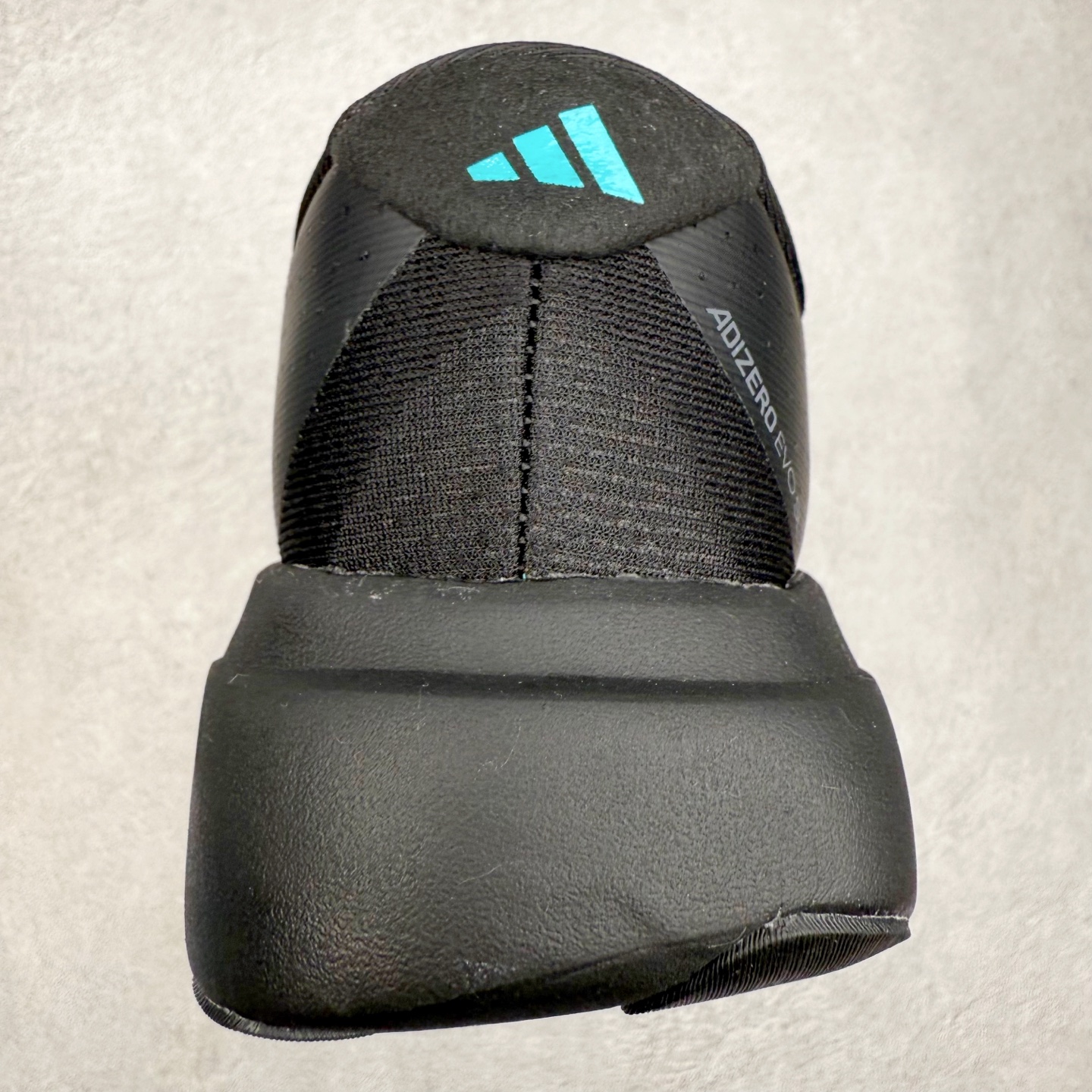 图片[8]-AD Adizero EVO SL 马拉松竞速专业跑鞋 KK3531 CELERMESH针织网面非常轻薄 纤维间的缝隙很大 可以保证跑步时的透气、排汗效果 鞋舌直接与两侧的内衬和鞋底连接在一起 在跑步过程中不会被鞋舌的左右移动所困扰 在标准鞋带孔的基础上再拓宽一组鞋带孔 适合不同脚型的需求 突破性 EnergyRods 技术，有助于跑者实现更好的成绩 中底独特的LIGHTSTRIKE PRO泡棉材质 微弹感觉在跑步过程中给予了良好的支撑体验 对于顶级精英和高水平进阶跑者来说 ADIOS PRO是一双值得信赖的竞速比赛用鞋 尺码：36 36.5 37.5 38 38.5 39 40 40.5 41 42 42.5 43 44 44.5 45-选品中心