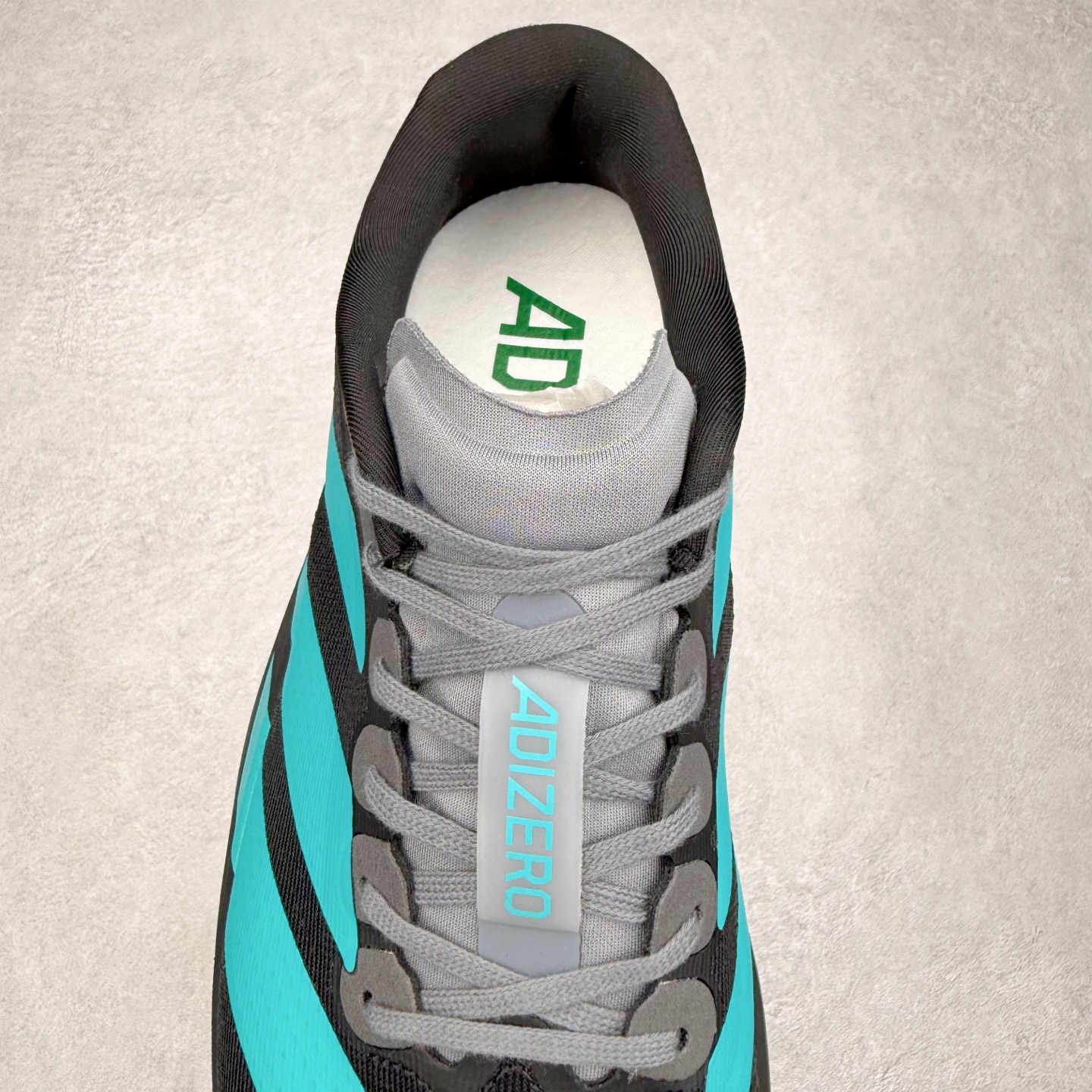 图片[5]-AD Adizero EVO SL 马拉松竞速专业跑鞋 KK3531 CELERMESH针织网面非常轻薄 纤维间的缝隙很大 可以保证跑步时的透气、排汗效果 鞋舌直接与两侧的内衬和鞋底连接在一起 在跑步过程中不会被鞋舌的左右移动所困扰 在标准鞋带孔的基础上再拓宽一组鞋带孔 适合不同脚型的需求 突破性 EnergyRods 技术，有助于跑者实现更好的成绩 中底独特的LIGHTSTRIKE PRO泡棉材质 微弹感觉在跑步过程中给予了良好的支撑体验 对于顶级精英和高水平进阶跑者来说 ADIOS PRO是一双值得信赖的竞速比赛用鞋 尺码：36 36.5 37.5 38 38.5 39 40 40.5 41 42 42.5 43 44 44.5 45-选品中心