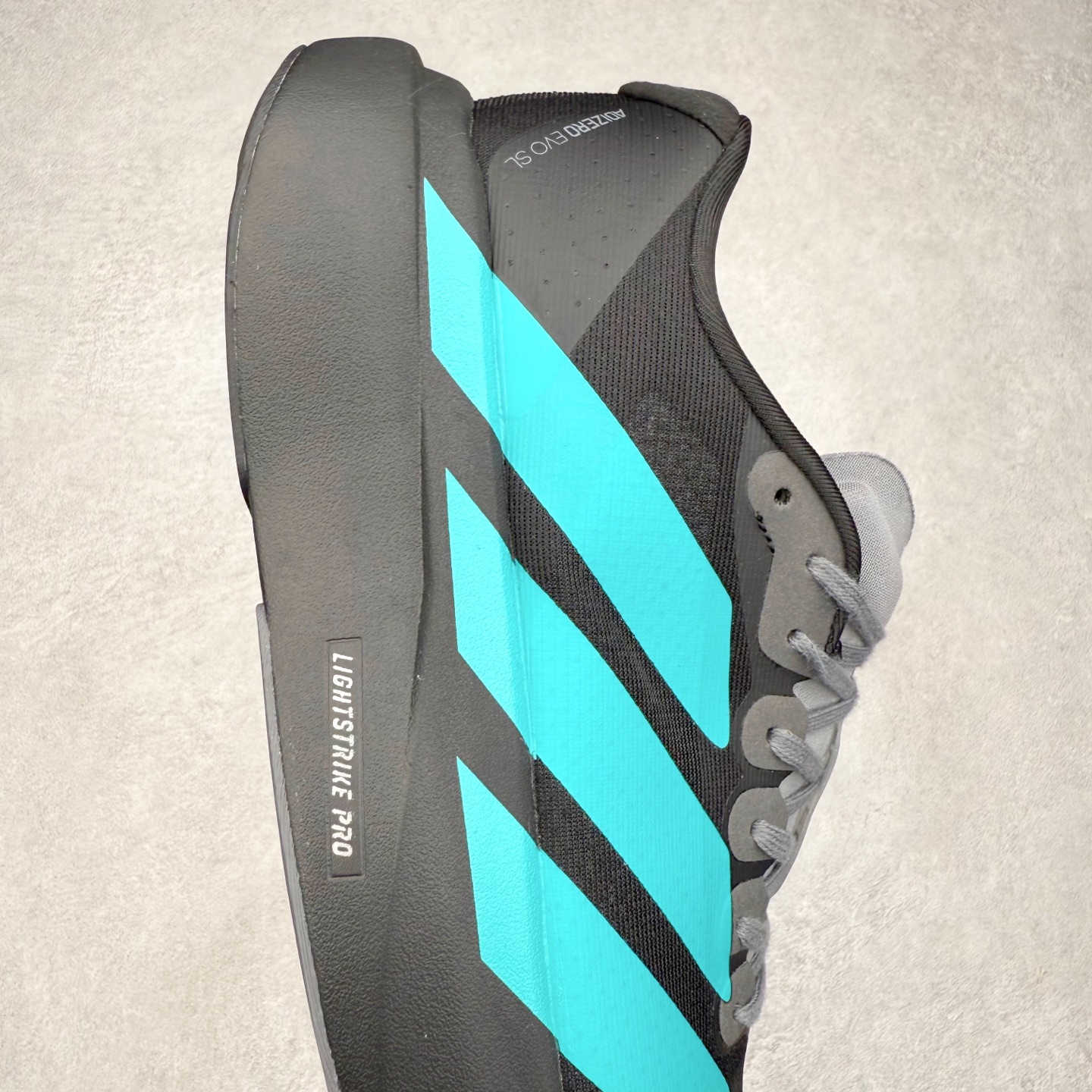 图片[6]-AD Adizero EVO SL 马拉松竞速专业跑鞋 KK3531 CELERMESH针织网面非常轻薄 纤维间的缝隙很大 可以保证跑步时的透气、排汗效果 鞋舌直接与两侧的内衬和鞋底连接在一起 在跑步过程中不会被鞋舌的左右移动所困扰 在标准鞋带孔的基础上再拓宽一组鞋带孔 适合不同脚型的需求 突破性 EnergyRods 技术，有助于跑者实现更好的成绩 中底独特的LIGHTSTRIKE PRO泡棉材质 微弹感觉在跑步过程中给予了良好的支撑体验 对于顶级精英和高水平进阶跑者来说 ADIOS PRO是一双值得信赖的竞速比赛用鞋 尺码：36 36.5 37.5 38 38.5 39 40 40.5 41 42 42.5 43 44 44.5 45-选品中心