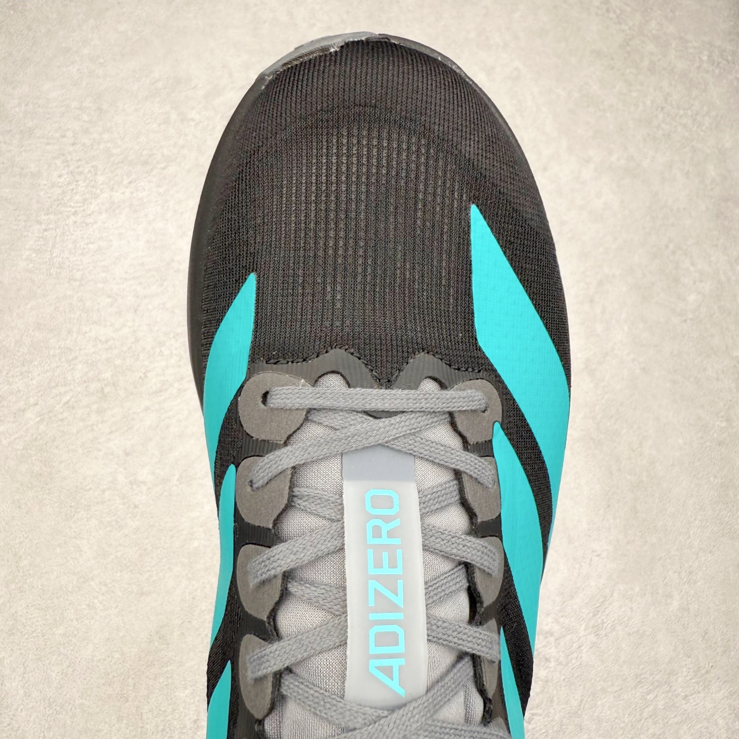 图片[4]-AD Adizero EVO SL 马拉松竞速专业跑鞋 KK3531 CELERMESH针织网面非常轻薄 纤维间的缝隙很大 可以保证跑步时的透气、排汗效果 鞋舌直接与两侧的内衬和鞋底连接在一起 在跑步过程中不会被鞋舌的左右移动所困扰 在标准鞋带孔的基础上再拓宽一组鞋带孔 适合不同脚型的需求 突破性 EnergyRods 技术，有助于跑者实现更好的成绩 中底独特的LIGHTSTRIKE PRO泡棉材质 微弹感觉在跑步过程中给予了良好的支撑体验 对于顶级精英和高水平进阶跑者来说 ADIOS PRO是一双值得信赖的竞速比赛用鞋 尺码：36 36.5 37.5 38 38.5 39 40 40.5 41 42 42.5 43 44 44.5 45-选品中心