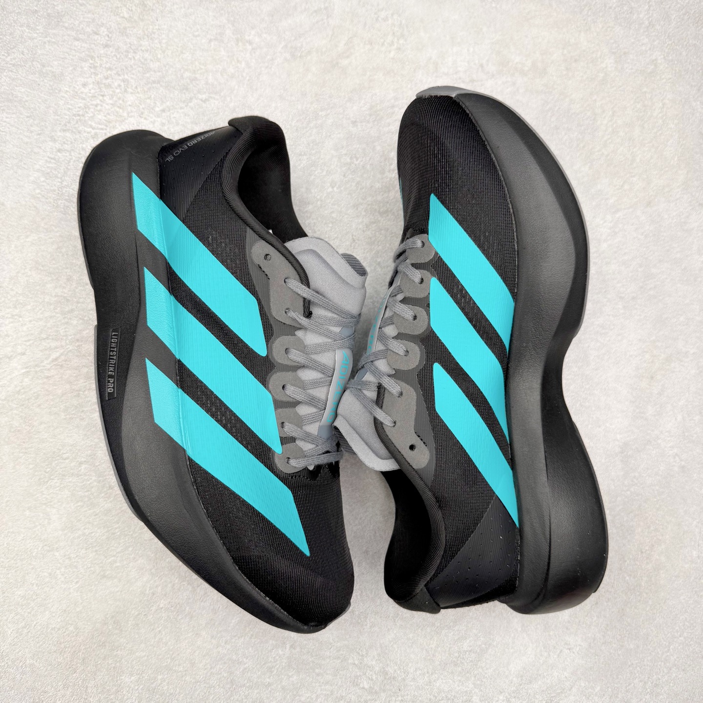 图片[3]-AD Adizero EVO SL 马拉松竞速专业跑鞋 KK3531 CELERMESH针织网面非常轻薄 纤维间的缝隙很大 可以保证跑步时的透气、排汗效果 鞋舌直接与两侧的内衬和鞋底连接在一起 在跑步过程中不会被鞋舌的左右移动所困扰 在标准鞋带孔的基础上再拓宽一组鞋带孔 适合不同脚型的需求 突破性 EnergyRods 技术，有助于跑者实现更好的成绩 中底独特的LIGHTSTRIKE PRO泡棉材质 微弹感觉在跑步过程中给予了良好的支撑体验 对于顶级精英和高水平进阶跑者来说 ADIOS PRO是一双值得信赖的竞速比赛用鞋 尺码：36 36.5 37.5 38 38.5 39 40 40.5 41 42 42.5 43 44 44.5 45-选品中心