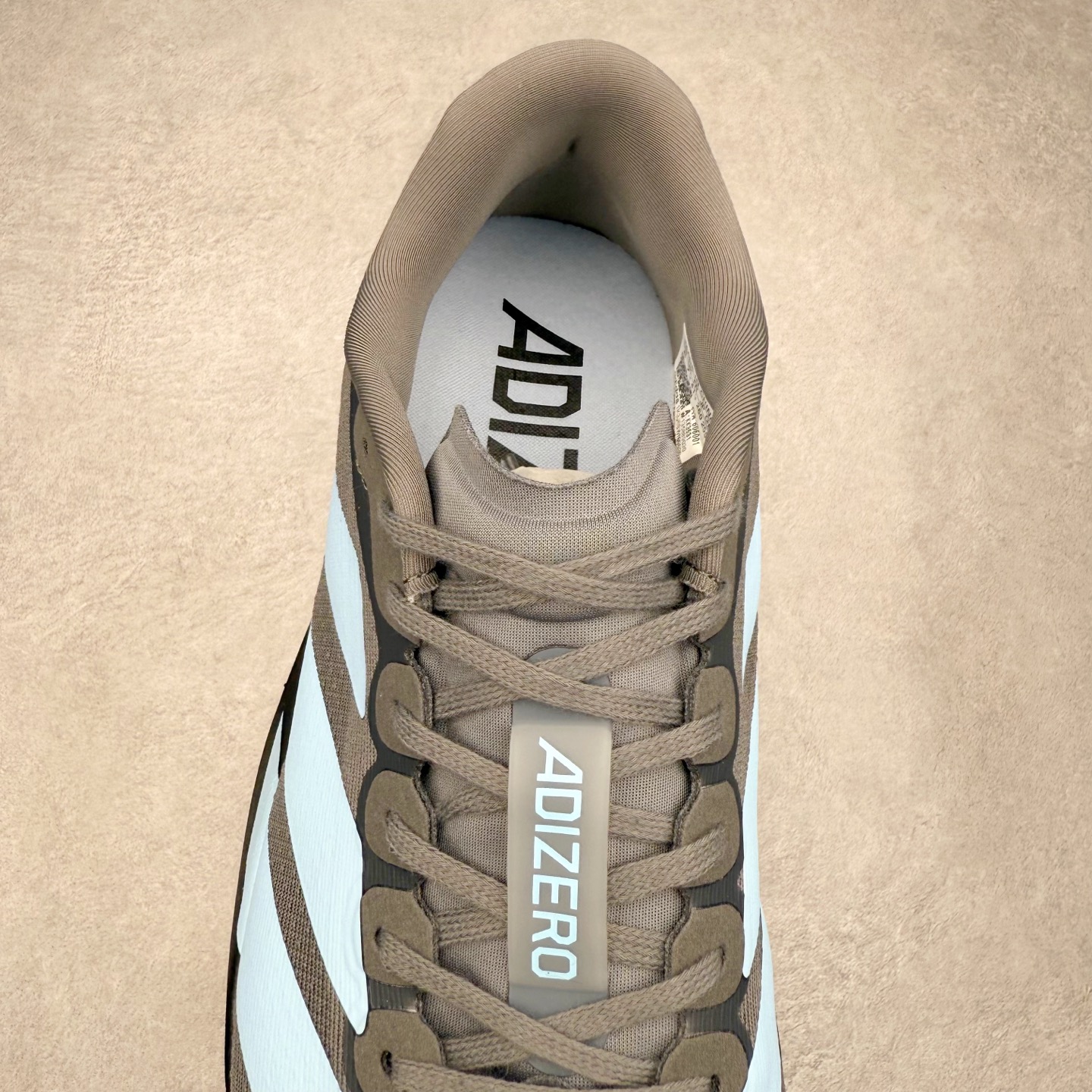 图片[5]-AD Adizero EVO SL 马拉松竞速专业跑鞋 JS4488 CELERMESH针织网面非常轻薄 纤维间的缝隙很大 可以保证跑步时的透气、排汗效果 鞋舌直接与两侧的内衬和鞋底连接在一起 在跑步过程中不会被鞋舌的左右移动所困扰 在标准鞋带孔的基础上再拓宽一组鞋带孔 适合不同脚型的需求 突破性 EnergyRods 技术，有助于跑者实现更好的成绩 中底独特的LIGHTSTRIKE PRO泡棉材质 微弹感觉在跑步过程中给予了良好的支撑体验 对于顶级精英和高水平进阶跑者来说 ADIOS PRO是一双值得信赖的竞速比赛用鞋 尺码：36 36.5 37.5 38 38.5 39 40 40.5 41 42 42.5 43 44 44.5 45-选品中心