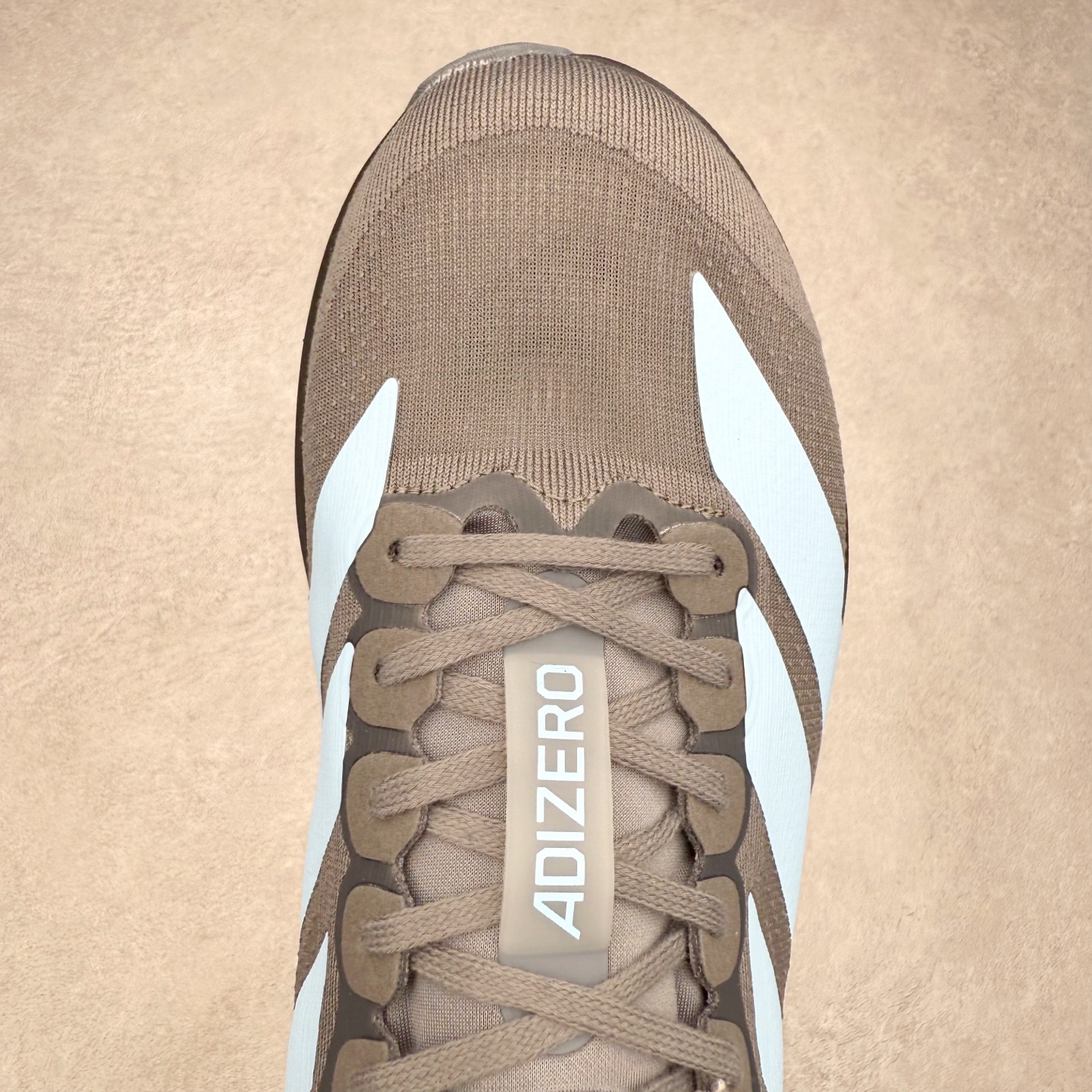 图片[4]-AD Adizero EVO SL 马拉松竞速专业跑鞋 JS4488 CELERMESH针织网面非常轻薄 纤维间的缝隙很大 可以保证跑步时的透气、排汗效果 鞋舌直接与两侧的内衬和鞋底连接在一起 在跑步过程中不会被鞋舌的左右移动所困扰 在标准鞋带孔的基础上再拓宽一组鞋带孔 适合不同脚型的需求 突破性 EnergyRods 技术，有助于跑者实现更好的成绩 中底独特的LIGHTSTRIKE PRO泡棉材质 微弹感觉在跑步过程中给予了良好的支撑体验 对于顶级精英和高水平进阶跑者来说 ADIOS PRO是一双值得信赖的竞速比赛用鞋 尺码：36 36.5 37.5 38 38.5 39 40 40.5 41 42 42.5 43 44 44.5 45-选品中心