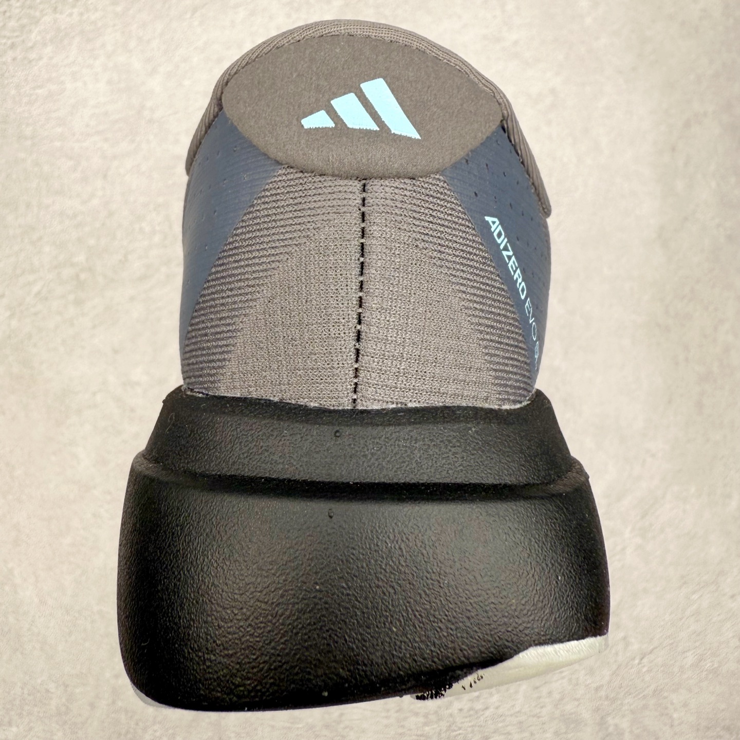 图片[8]-AD Adizero EVO SL 马拉松竞速专业跑鞋 JS4488 CELERMESH针织网面非常轻薄 纤维间的缝隙很大 可以保证跑步时的透气、排汗效果 鞋舌直接与两侧的内衬和鞋底连接在一起 在跑步过程中不会被鞋舌的左右移动所困扰 在标准鞋带孔的基础上再拓宽一组鞋带孔 适合不同脚型的需求 突破性 EnergyRods 技术，有助于跑者实现更好的成绩 中底独特的LIGHTSTRIKE PRO泡棉材质 微弹感觉在跑步过程中给予了良好的支撑体验 对于顶级精英和高水平进阶跑者来说 ADIOS PRO是一双值得信赖的竞速比赛用鞋 尺码：36 36.5 37.5 38 38.5 39 40 40.5 41 42 42.5 43 44 44.5 45-选品中心