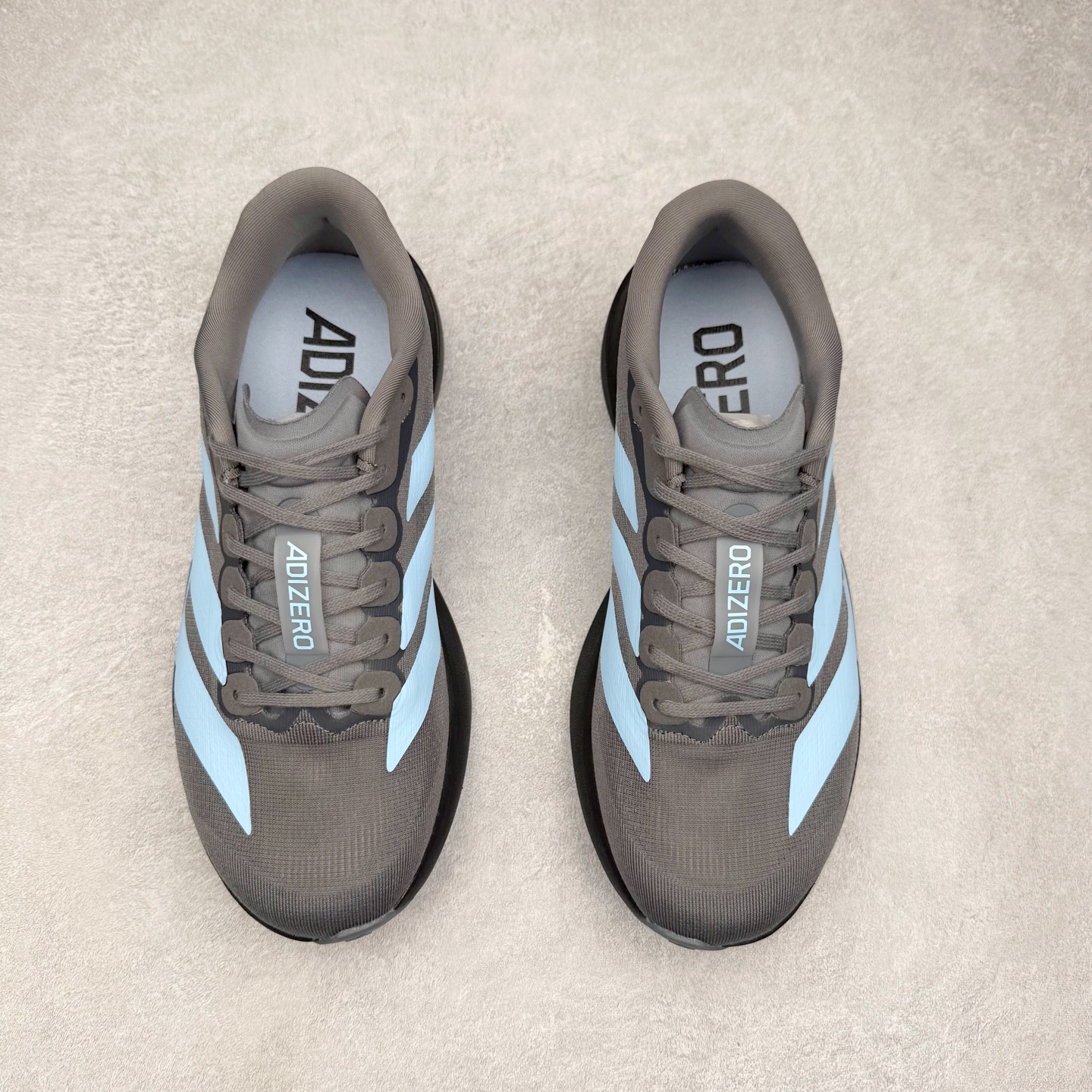 图片[2]-AD Adizero EVO SL 马拉松竞速专业跑鞋 JS4488 CELERMESH针织网面非常轻薄 纤维间的缝隙很大 可以保证跑步时的透气、排汗效果 鞋舌直接与两侧的内衬和鞋底连接在一起 在跑步过程中不会被鞋舌的左右移动所困扰 在标准鞋带孔的基础上再拓宽一组鞋带孔 适合不同脚型的需求 突破性 EnergyRods 技术，有助于跑者实现更好的成绩 中底独特的LIGHTSTRIKE PRO泡棉材质 微弹感觉在跑步过程中给予了良好的支撑体验 对于顶级精英和高水平进阶跑者来说 ADIOS PRO是一双值得信赖的竞速比赛用鞋 尺码：36 36.5 37.5 38 38.5 39 40 40.5 41 42 42.5 43 44 44.5 45-选品中心