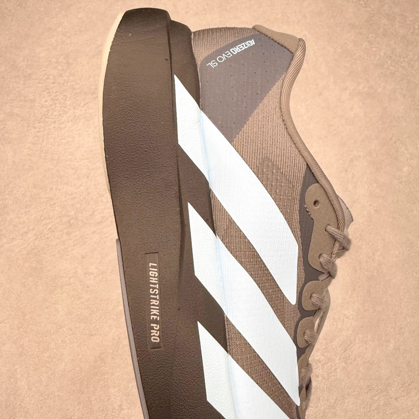 图片[6]-AD Adizero EVO SL 马拉松竞速专业跑鞋 JS4488 CELERMESH针织网面非常轻薄 纤维间的缝隙很大 可以保证跑步时的透气、排汗效果 鞋舌直接与两侧的内衬和鞋底连接在一起 在跑步过程中不会被鞋舌的左右移动所困扰 在标准鞋带孔的基础上再拓宽一组鞋带孔 适合不同脚型的需求 突破性 EnergyRods 技术，有助于跑者实现更好的成绩 中底独特的LIGHTSTRIKE PRO泡棉材质 微弹感觉在跑步过程中给予了良好的支撑体验 对于顶级精英和高水平进阶跑者来说 ADIOS PRO是一双值得信赖的竞速比赛用鞋 尺码：36 36.5 37.5 38 38.5 39 40 40.5 41 42 42.5 43 44 44.5 45-选品中心