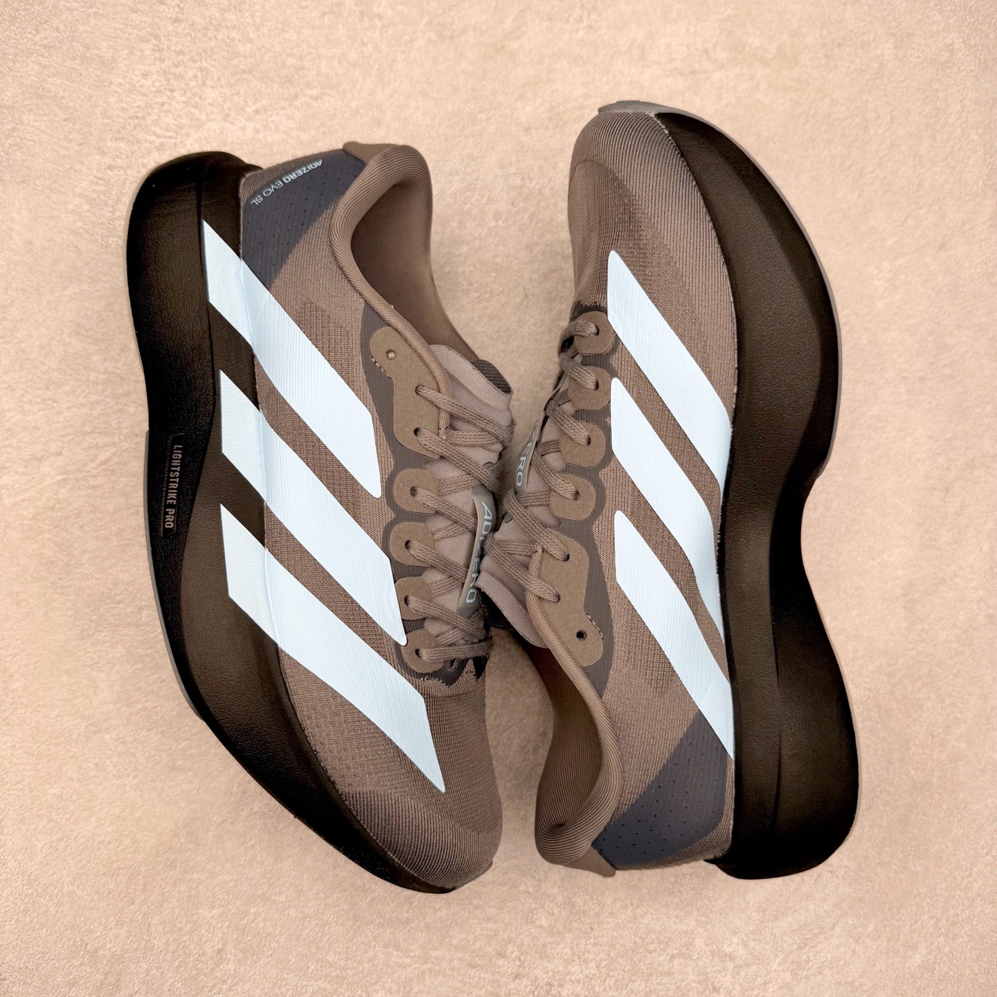 图片[3]-AD Adizero EVO SL 马拉松竞速专业跑鞋 JS4488 CELERMESH针织网面非常轻薄 纤维间的缝隙很大 可以保证跑步时的透气、排汗效果 鞋舌直接与两侧的内衬和鞋底连接在一起 在跑步过程中不会被鞋舌的左右移动所困扰 在标准鞋带孔的基础上再拓宽一组鞋带孔 适合不同脚型的需求 突破性 EnergyRods 技术，有助于跑者实现更好的成绩 中底独特的LIGHTSTRIKE PRO泡棉材质 微弹感觉在跑步过程中给予了良好的支撑体验 对于顶级精英和高水平进阶跑者来说 ADIOS PRO是一双值得信赖的竞速比赛用鞋 尺码：36 36.5 37.5 38 38.5 39 40 40.5 41 42 42.5 43 44 44.5 45-选品中心