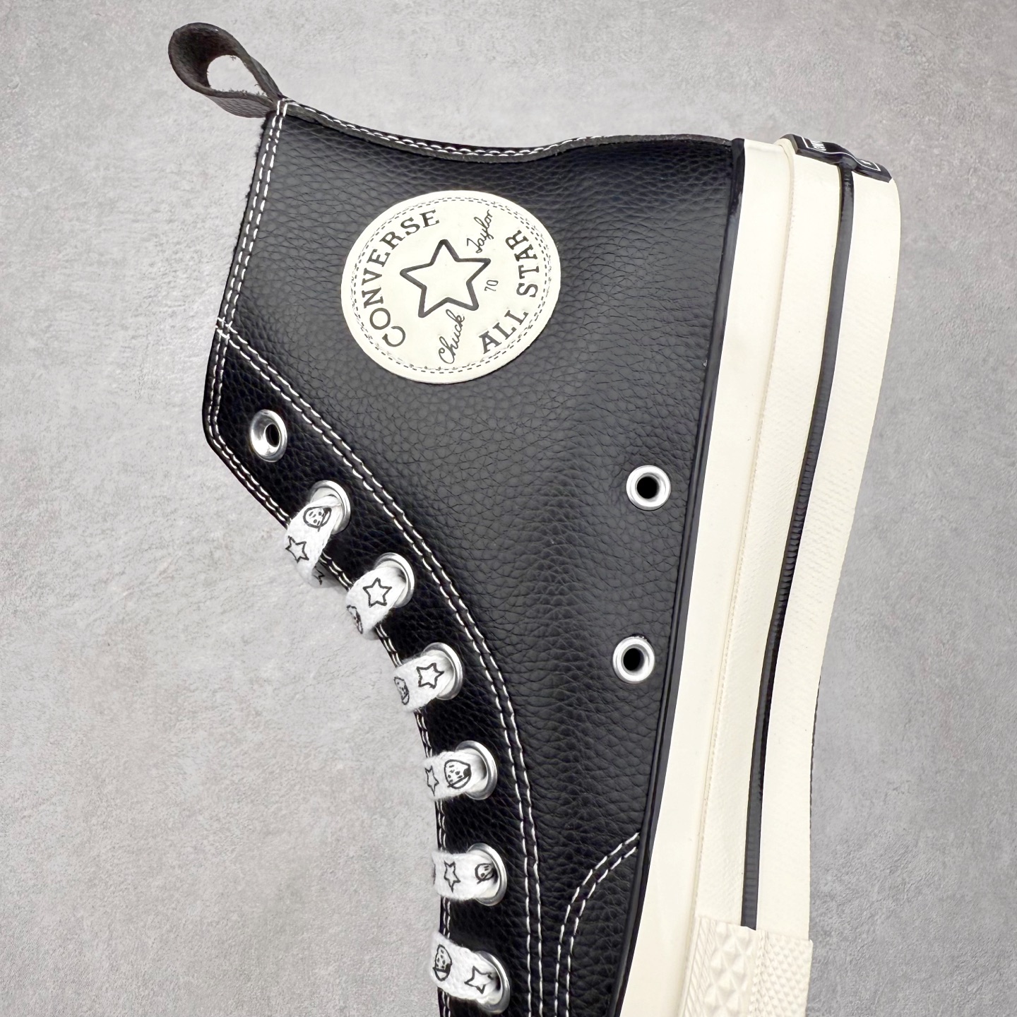 图片[7]-Noritake x Converse 1970S 插画师联名 黑色皮面加绒 经典70s鞋身搭配荔枝皮细腻有纹理 质感拉满 内里薄绒材质 秋冬出行必备 卡通鞋带及内侧皮质Logo勋章 细节满满 货号：A17900C 尺码：35 36 36.5 37 37.5 38 39 39.5 40 41 41.5 42 42.5 43 44-选品中心