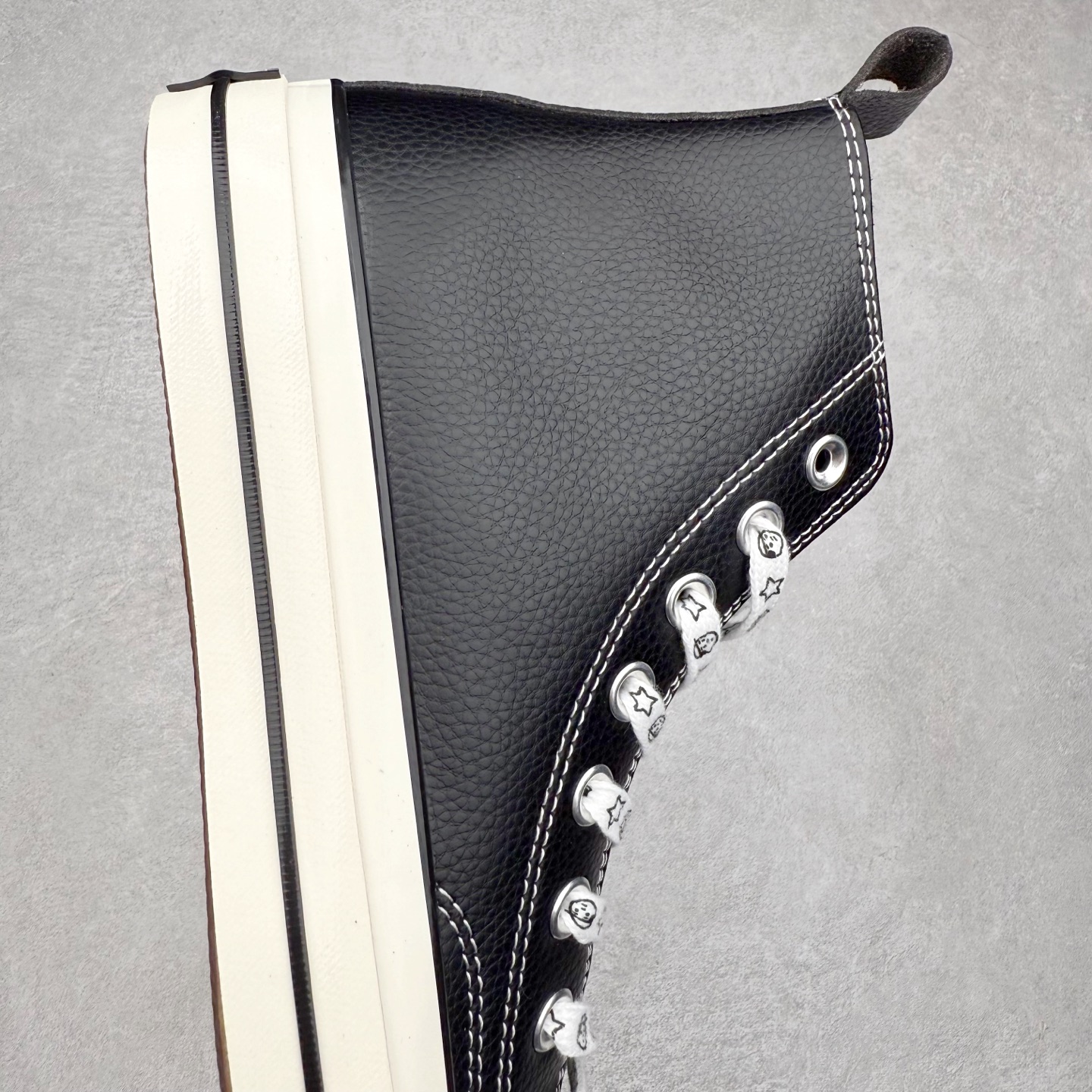 图片[6]-Noritake x Converse 1970S 插画师联名 黑色皮面加绒 经典70s鞋身搭配荔枝皮细腻有纹理 质感拉满 内里薄绒材质 秋冬出行必备 卡通鞋带及内侧皮质Logo勋章 细节满满 货号：A17900C 尺码：35 36 36.5 37 37.5 38 39 39.5 40 41 41.5 42 42.5 43 44-选品中心