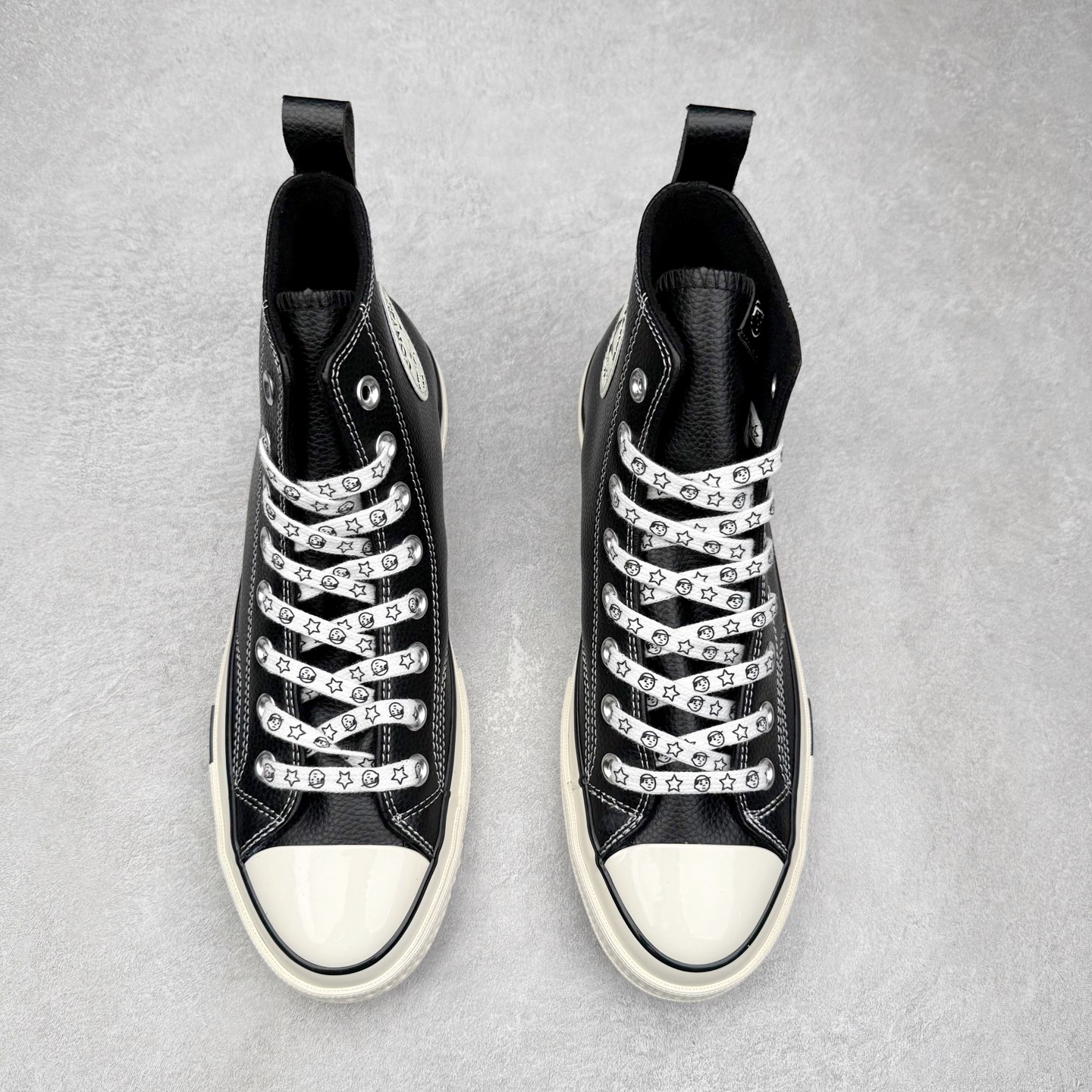 图片[2]-Noritake x Converse 1970S 插画师联名 黑色皮面加绒 经典70s鞋身搭配荔枝皮细腻有纹理 质感拉满 内里薄绒材质 秋冬出行必备 卡通鞋带及内侧皮质Logo勋章 细节满满 货号：A17900C 尺码：35 36 36.5 37 37.5 38 39 39.5 40 41 41.5 42 42.5 43 44-选品中心