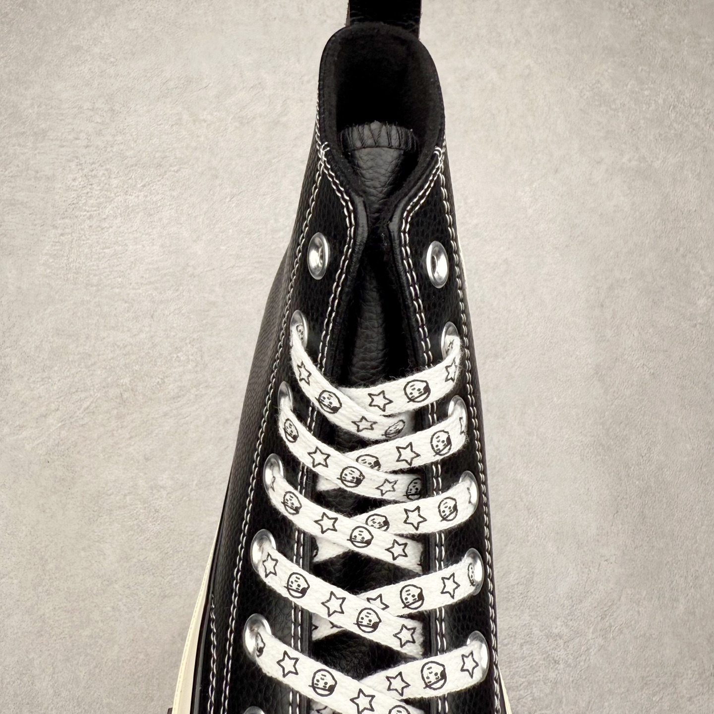 图片[5]-Noritake x Converse 1970S 插画师联名 黑色皮面加绒 经典70s鞋身搭配荔枝皮细腻有纹理 质感拉满 内里薄绒材质 秋冬出行必备 卡通鞋带及内侧皮质Logo勋章 细节满满 货号：A17900C 尺码：35 36 36.5 37 37.5 38 39 39.5 40 41 41.5 42 42.5 43 44-选品中心