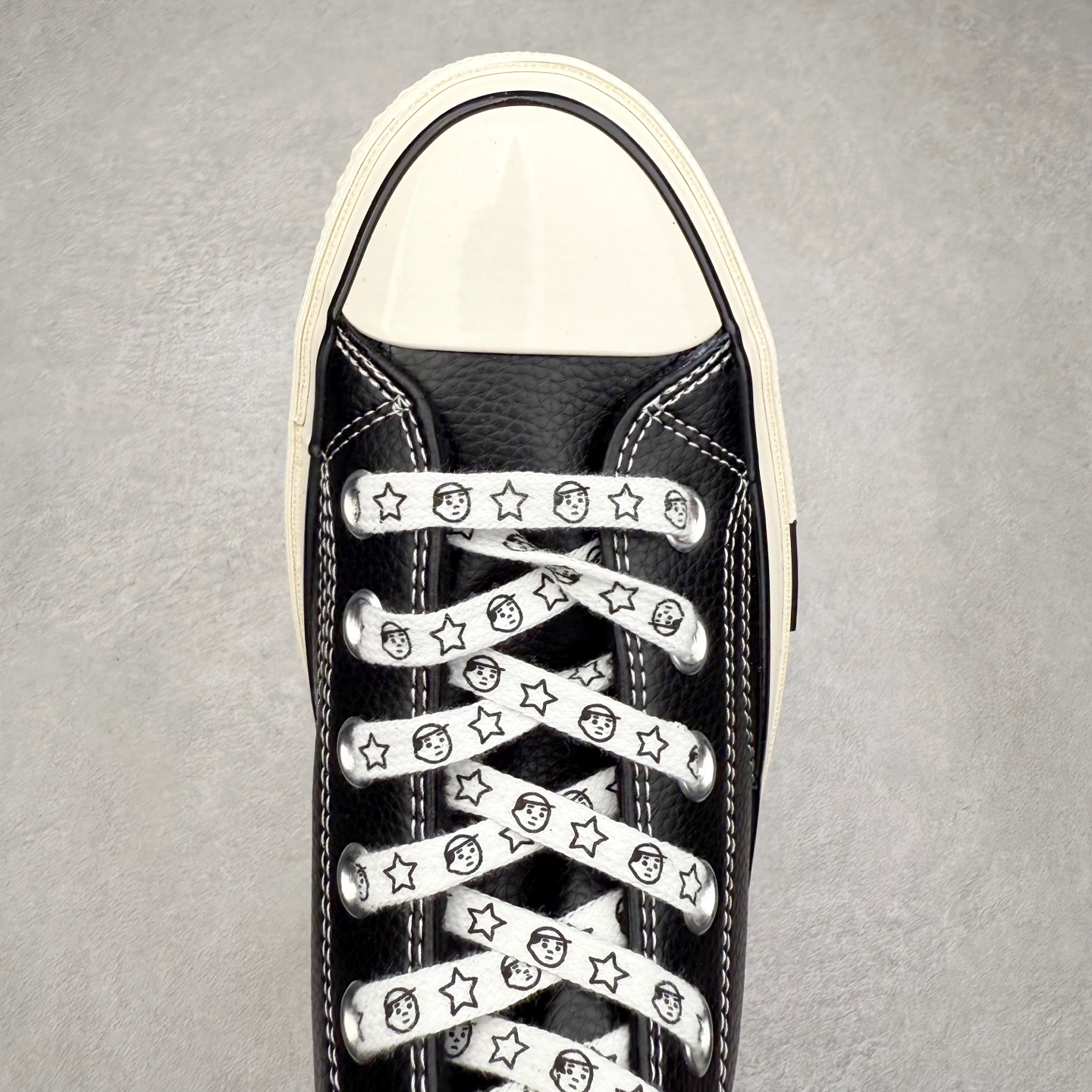 图片[4]-Noritake x Converse 1970S 插画师联名 黑色皮面加绒 经典70s鞋身搭配荔枝皮细腻有纹理 质感拉满 内里薄绒材质 秋冬出行必备 卡通鞋带及内侧皮质Logo勋章 细节满满 货号：A17900C 尺码：35 36 36.5 37 37.5 38 39 39.5 40 41 41.5 42 42.5 43 44-选品中心