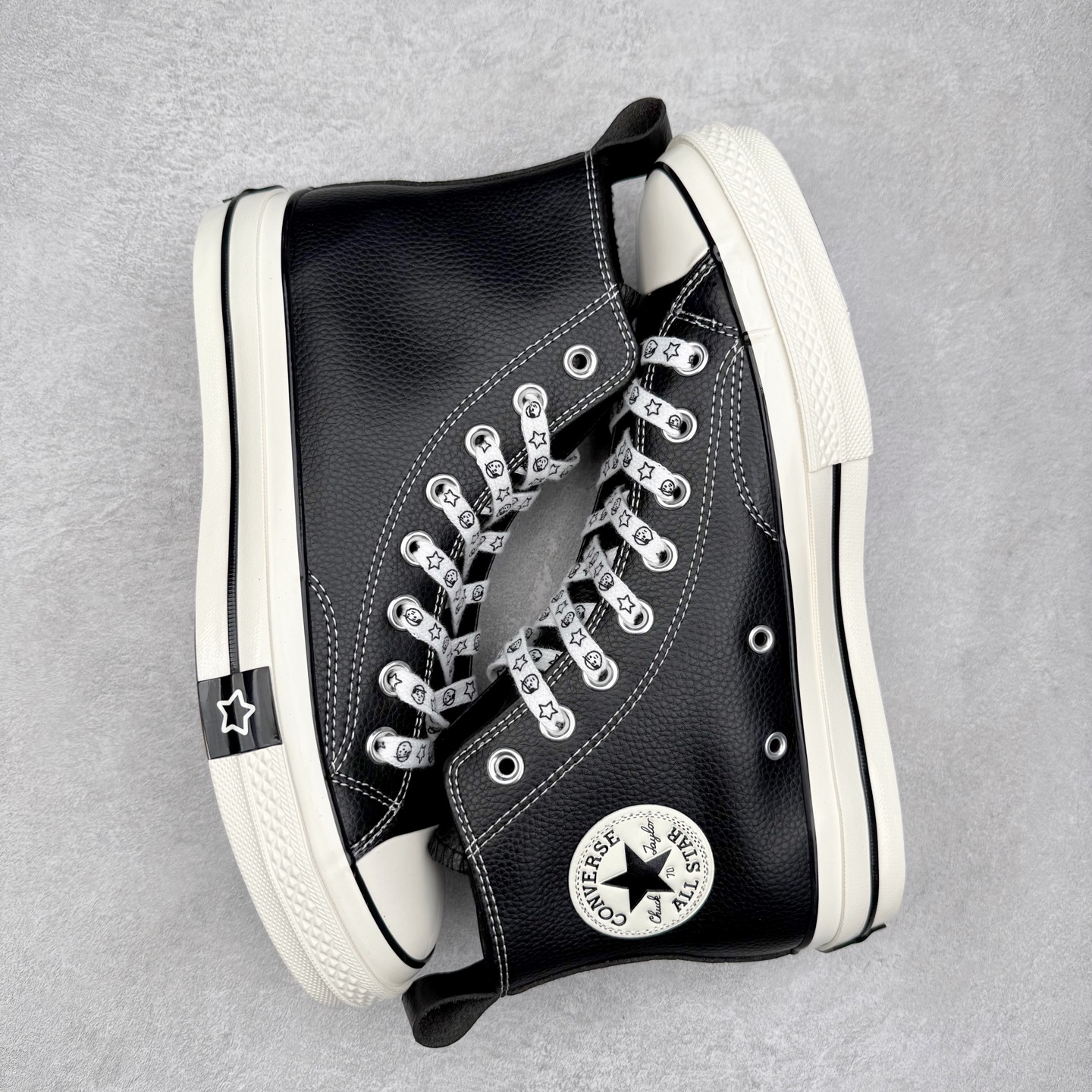 图片[3]-Noritake x Converse 1970S 插画师联名 黑色皮面加绒 经典70s鞋身搭配荔枝皮细腻有纹理 质感拉满 内里薄绒材质 秋冬出行必备 卡通鞋带及内侧皮质Logo勋章 细节满满 货号：A17900C 尺码：35 36 36.5 37 37.5 38 39 39.5 40 41 41.5 42 42.5 43 44-选品中心