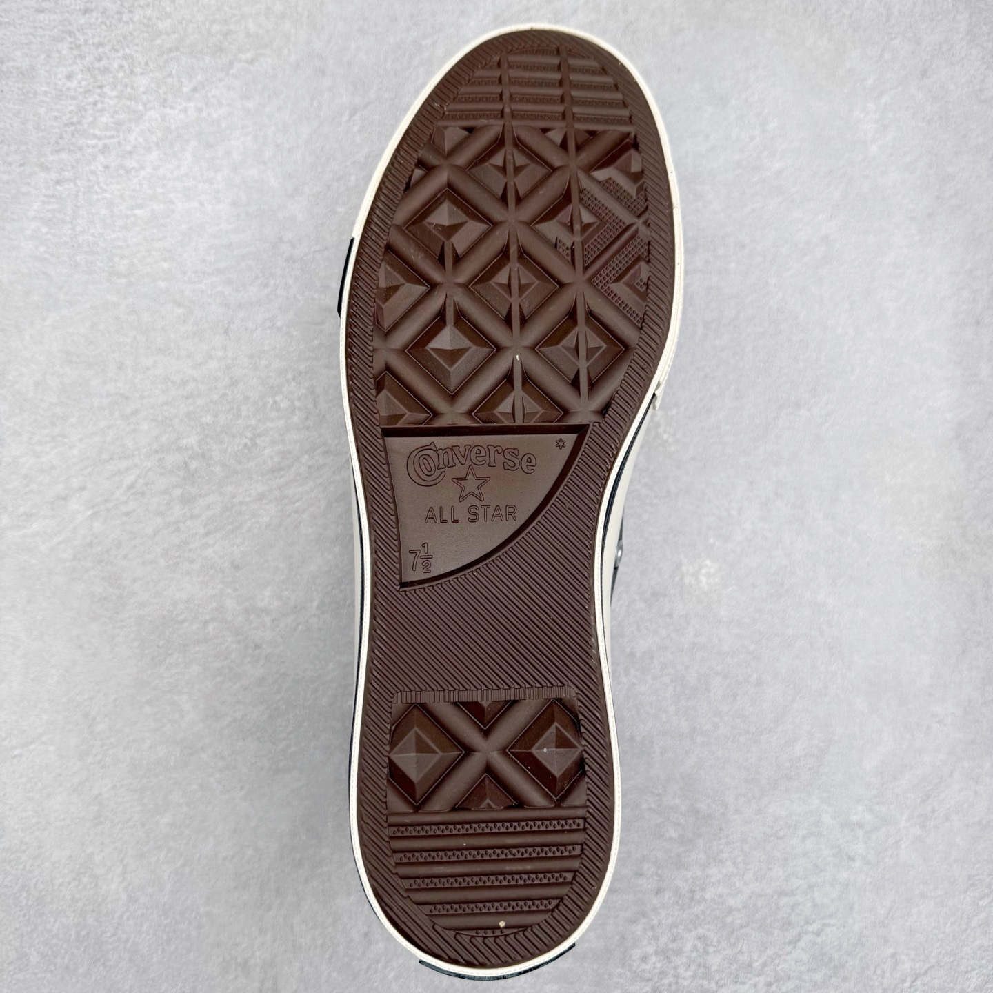 图片[9]-Noritake x Converse 1970S 插画师联名 黑色皮面加绒 经典70s鞋身搭配荔枝皮细腻有纹理 质感拉满 内里薄绒材质 秋冬出行必备 卡通鞋带及内侧皮质Logo勋章 细节满满 货号：A17900C 尺码：35 36 36.5 37 37.5 38 39 39.5 40 41 41.5 42 42.5 43 44-选品中心