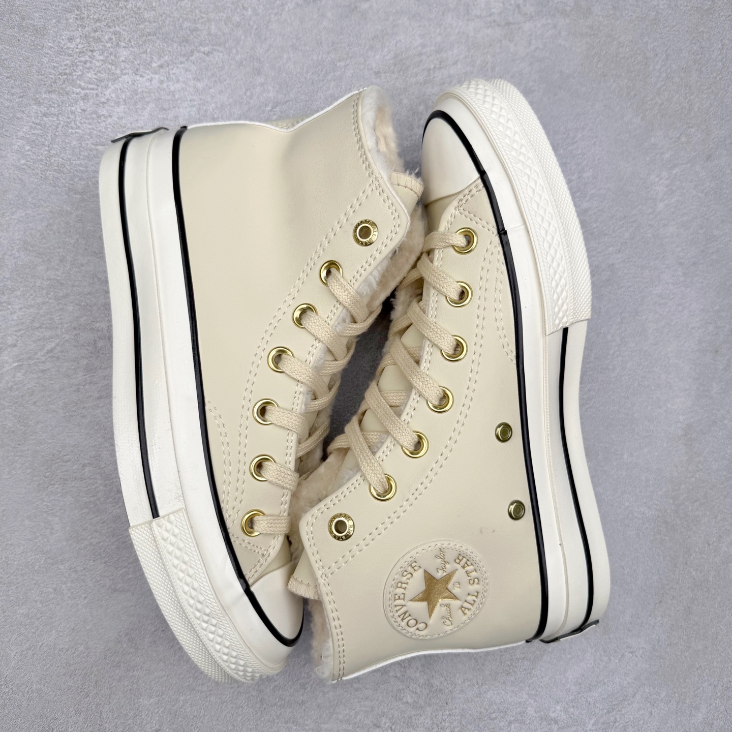 图片[3]-冬季新款 金扣皮加毛出货 Converse Chuck 1970s 加毛款 鞋面采用防水皮革面搭配金色鞋眼扣和毛绒内衬 双倍温暖加持 寒冷瞬时\\\”解冻″ 经典70s外观点缀精致复古金标 颜色：A12443C 米黄 货号：A12444C 黑色 尺码：35 36 36.5 37 37.5 38 39 39.5 40 41 41.5 42 42.5 43 44-选品中心