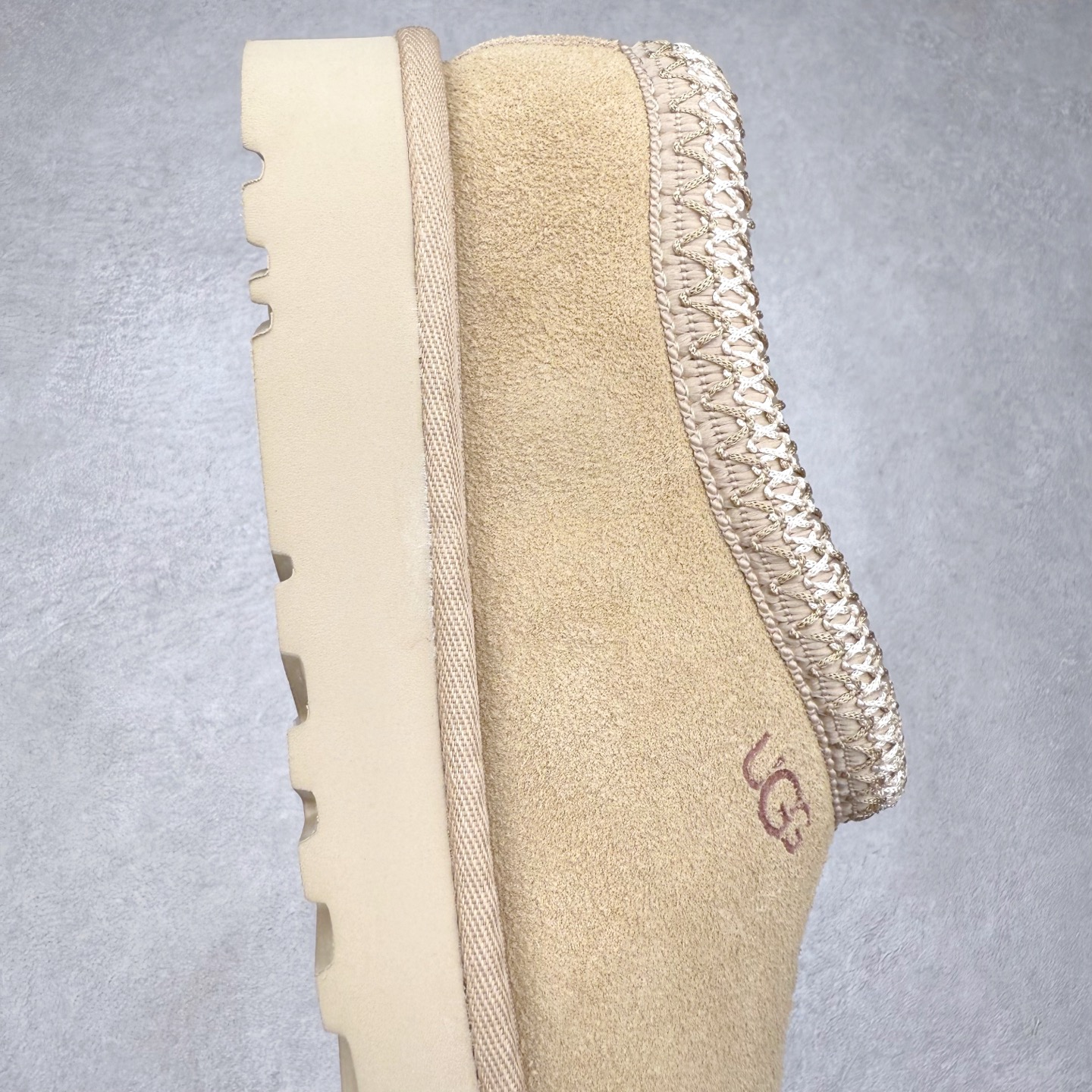 图片[6]-＃GX UGG 2553 民族风半拖秋冬羊皮毛一体雪地靴 全鞋采用ZP同厂 隆丰A级澳洲进口羊皮毛一体 品牌代工厂生产线 完全遵循ZP工艺流程 代工厂原厂版师 秉承无原鞋不开发选择 注重每一处细节 市面最正版型 TREADLITE\\\”轻翼\\\”科技外底 轻便/耐用/柔韧/桩型【售后郑重承诺】一个月内若出现重大脱胶/断底等质量问题 直接为您换新！尺码：35 36 37 38 39 40-选品中心