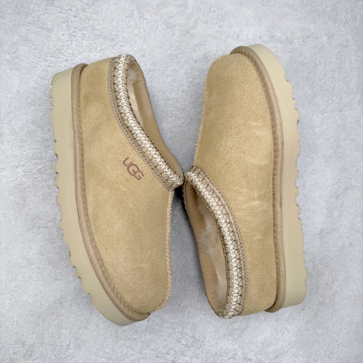 图片[3]-＃GX UGG 2553 民族风半拖秋冬羊皮毛一体雪地靴 全鞋采用ZP同厂 隆丰A级澳洲进口羊皮毛一体 品牌代工厂生产线 完全遵循ZP工艺流程 代工厂原厂版师 秉承无原鞋不开发选择 注重每一处细节 市面最正版型 TREADLITE\\\”轻翼\\\”科技外底 轻便/耐用/柔韧/桩型【售后郑重承诺】一个月内若出现重大脱胶/断底等质量问题 直接为您换新！尺码：35 36 37 38 39 40-选品中心