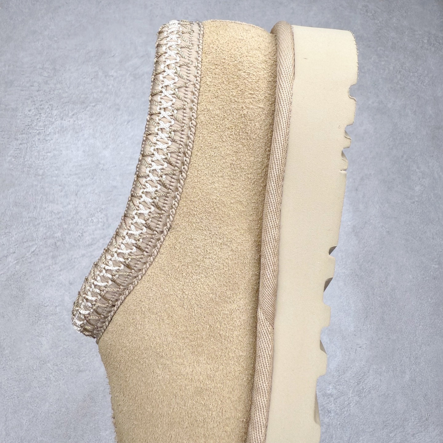 图片[7]-＃GX UGG 2553 民族风半拖秋冬羊皮毛一体雪地靴 全鞋采用ZP同厂 隆丰A级澳洲进口羊皮毛一体 品牌代工厂生产线 完全遵循ZP工艺流程 代工厂原厂版师 秉承无原鞋不开发选择 注重每一处细节 市面最正版型 TREADLITE\\\”轻翼\\\”科技外底 轻便/耐用/柔韧/桩型【售后郑重承诺】一个月内若出现重大脱胶/断底等质量问题 直接为您换新！尺码：35 36 37 38 39 40-选品中心