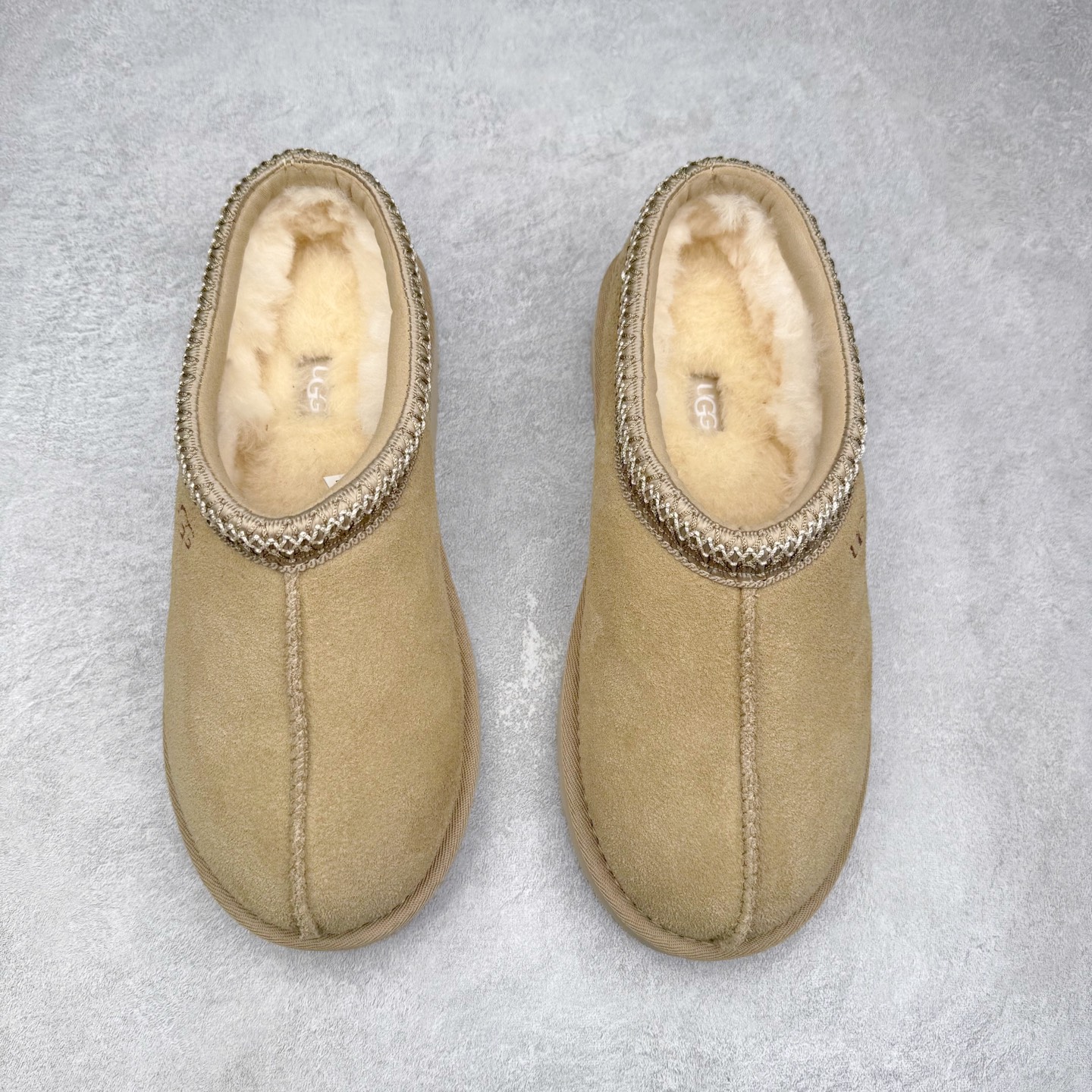 图片[2]-＃GX UGG 2553 民族风半拖秋冬羊皮毛一体雪地靴 全鞋采用ZP同厂 隆丰A级澳洲进口羊皮毛一体 品牌代工厂生产线 完全遵循ZP工艺流程 代工厂原厂版师 秉承无原鞋不开发选择 注重每一处细节 市面最正版型 TREADLITE\\\”轻翼\\\”科技外底 轻便/耐用/柔韧/桩型【售后郑重承诺】一个月内若出现重大脱胶/断底等质量问题 直接为您换新！尺码：35 36 37 38 39 40-选品中心