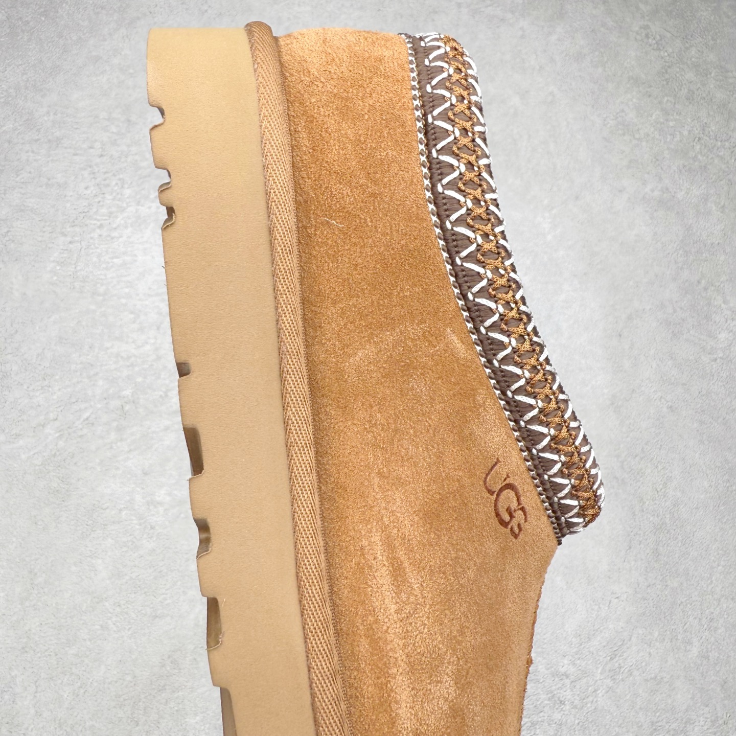 图片[6]-＃GX UGG 2553 民族风半拖秋冬羊皮毛一体雪地靴 全鞋采用ZP同厂 隆丰A级澳洲进口羊皮毛一体 品牌代工厂生产线 完全遵循ZP工艺流程 代工厂原厂版师 秉承无原鞋不开发选择 注重每一处细节 市面最正版型 TREADLITE\\\”轻翼\\\”科技外底 轻便/耐用/柔韧/桩型【售后郑重承诺】一个月内若出现重大脱胶/断底等质量问题 直接为您换新！尺码：35 36 37 38 39 40-选品中心