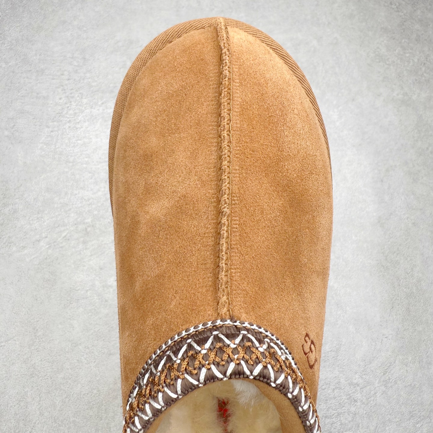 图片[4]-＃GX UGG 2553 民族风半拖秋冬羊皮毛一体雪地靴 全鞋采用ZP同厂 隆丰A级澳洲进口羊皮毛一体 品牌代工厂生产线 完全遵循ZP工艺流程 代工厂原厂版师 秉承无原鞋不开发选择 注重每一处细节 市面最正版型 TREADLITE\\\”轻翼\\\”科技外底 轻便/耐用/柔韧/桩型【售后郑重承诺】一个月内若出现重大脱胶/断底等质量问题 直接为您换新！尺码：35 36 37 38 39 40-选品中心