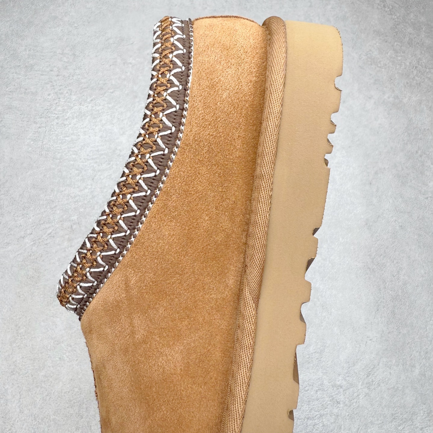 图片[7]-＃GX UGG 2553 民族风半拖秋冬羊皮毛一体雪地靴 全鞋采用ZP同厂 隆丰A级澳洲进口羊皮毛一体 品牌代工厂生产线 完全遵循ZP工艺流程 代工厂原厂版师 秉承无原鞋不开发选择 注重每一处细节 市面最正版型 TREADLITE\\\”轻翼\\\”科技外底 轻便/耐用/柔韧/桩型【售后郑重承诺】一个月内若出现重大脱胶/断底等质量问题 直接为您换新！尺码：35 36 37 38 39 40-选品中心