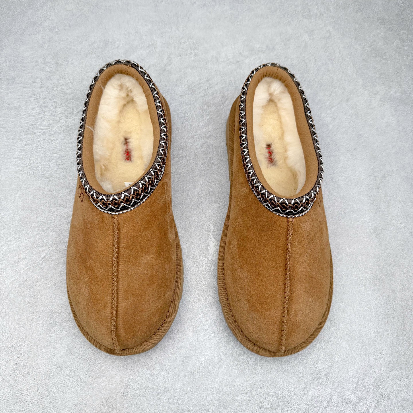 图片[2]-＃GX UGG 2553 民族风半拖秋冬羊皮毛一体雪地靴 全鞋采用ZP同厂 隆丰A级澳洲进口羊皮毛一体 品牌代工厂生产线 完全遵循ZP工艺流程 代工厂原厂版师 秉承无原鞋不开发选择 注重每一处细节 市面最正版型 TREADLITE\\\”轻翼\\\”科技外底 轻便/耐用/柔韧/桩型【售后郑重承诺】一个月内若出现重大脱胶/断底等质量问题 直接为您换新！尺码：35 36 37 38 39 40-选品中心