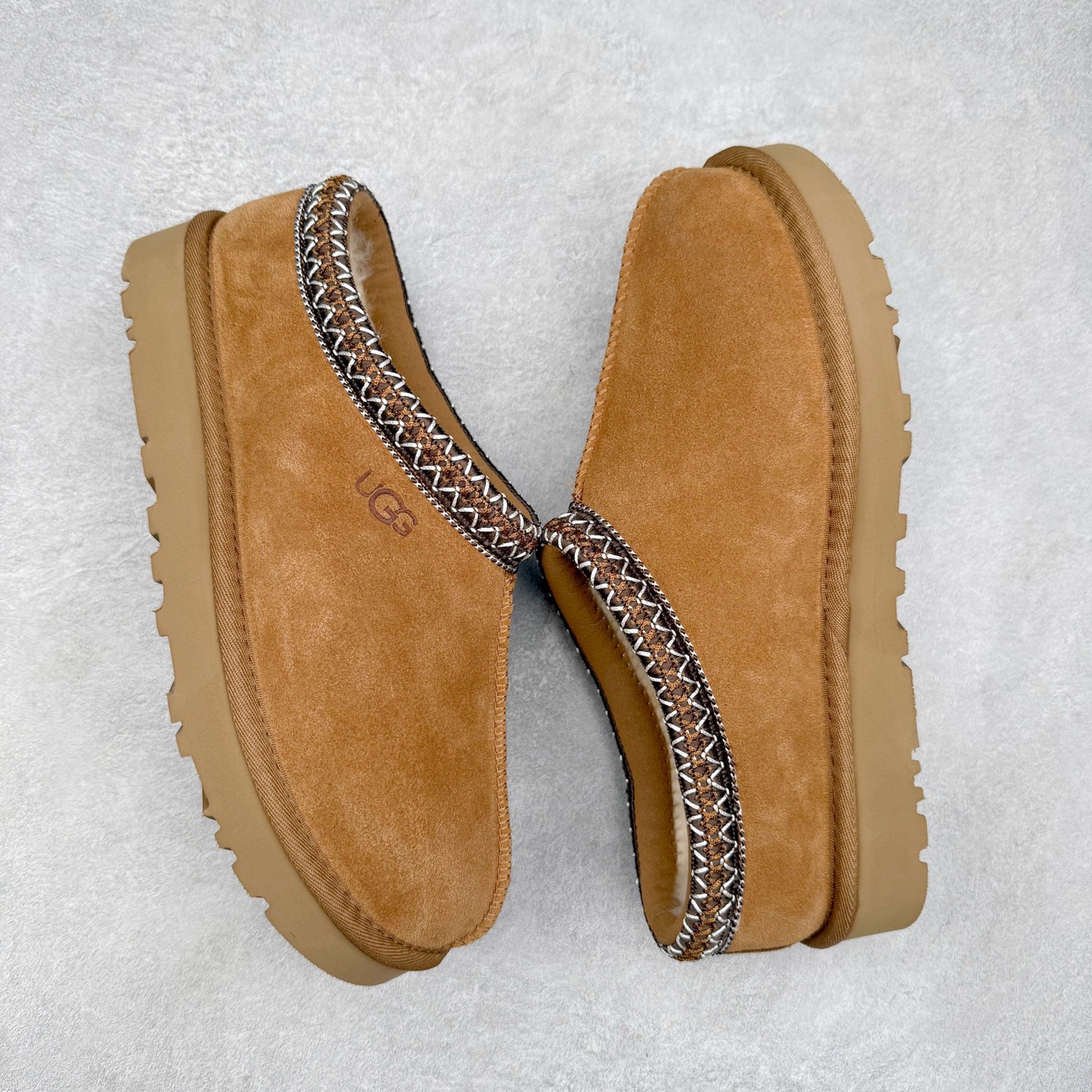 图片[3]-＃GX UGG 2553 民族风半拖秋冬羊皮毛一体雪地靴 全鞋采用ZP同厂 隆丰A级澳洲进口羊皮毛一体 品牌代工厂生产线 完全遵循ZP工艺流程 代工厂原厂版师 秉承无原鞋不开发选择 注重每一处细节 市面最正版型 TREADLITE\\\”轻翼\\\”科技外底 轻便/耐用/柔韧/桩型【售后郑重承诺】一个月内若出现重大脱胶/断底等质量问题 直接为您换新！尺码：35 36 37 38 39 40-选品中心