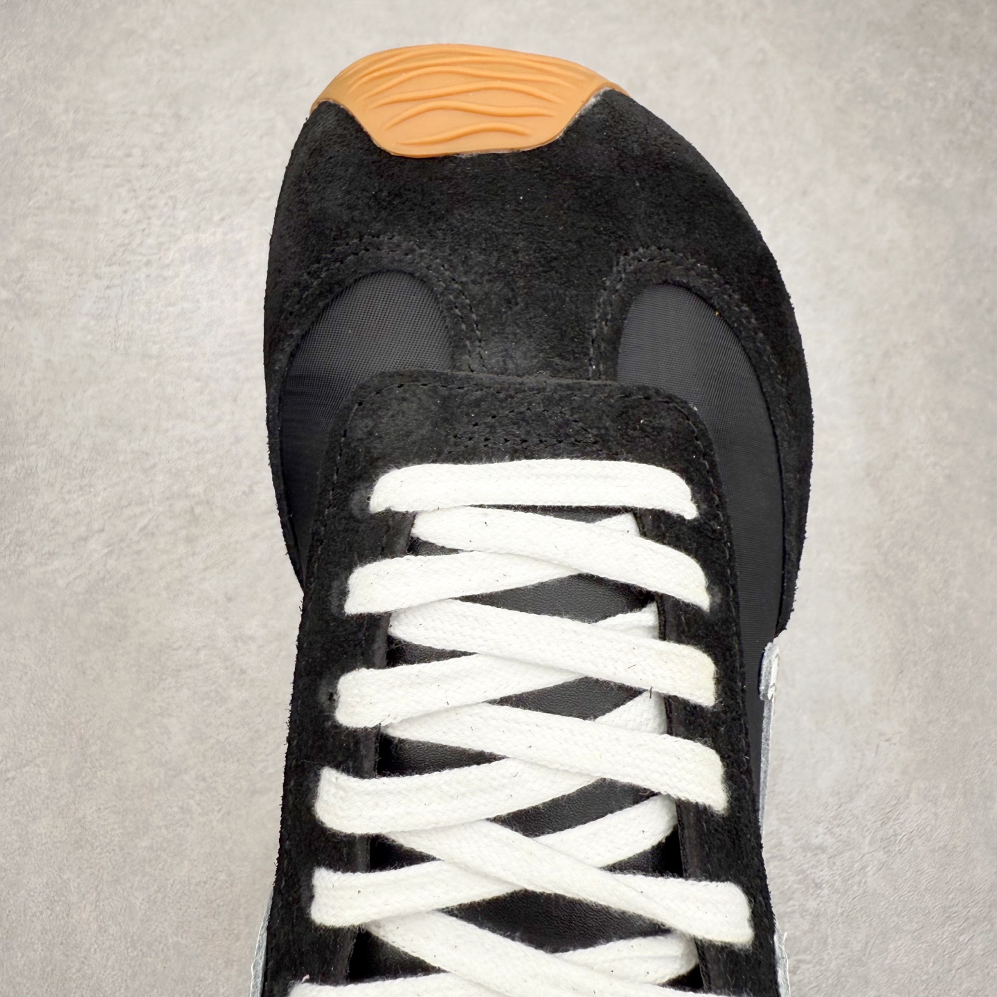 图片[4]-＃福利特价 罗意威Loewe Ballet Runner 2.0 Sneakers 芭蕾舞2.0系列阿甘复古风德训薄底百搭休闲运动鞋 市面最高性价比 实体平台跑量 主打推荐好货 采用反绒牛皮革拼接头层皮饰片鞋面材质鞋身原装高密度防刮尼龙面料,极好柔软效果双层乳胶缓震鞋垫外部搭配轻量EVA缓震组合橡胶防滑片装外底不对称鞋头设计、袜状内部结构，轻盈橡胶外底延伸至鞋头 20 毫米鞋跟，附白色和同色系鞋带侧面饰有 L 徽标，鞋舌饰有压纹 Anagram 后跟标签饰有注塑橡胶 LOEWE 标志升级原楦型开发纸版全手工拉帮工艺成型 尺码：35 36 37 38 39 40 41 42 43 44 45-选品中心