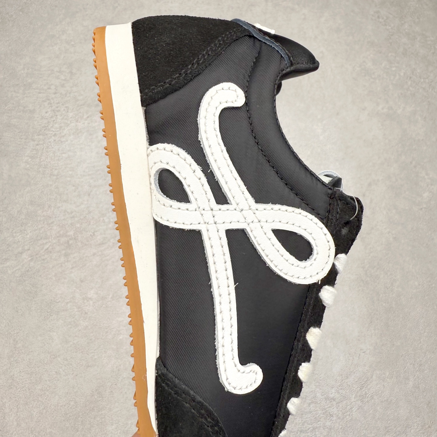 图片[6]-＃福利特价 罗意威Loewe Ballet Runner 2.0 Sneakers 芭蕾舞2.0系列阿甘复古风德训薄底百搭休闲运动鞋 市面最高性价比 实体平台跑量 主打推荐好货 采用反绒牛皮革拼接头层皮饰片鞋面材质鞋身原装高密度防刮尼龙面料,极好柔软效果双层乳胶缓震鞋垫外部搭配轻量EVA缓震组合橡胶防滑片装外底不对称鞋头设计、袜状内部结构，轻盈橡胶外底延伸至鞋头 20 毫米鞋跟，附白色和同色系鞋带侧面饰有 L 徽标，鞋舌饰有压纹 Anagram 后跟标签饰有注塑橡胶 LOEWE 标志升级原楦型开发纸版全手工拉帮工艺成型 尺码：35 36 37 38 39 40 41 42 43 44 45-选品中心