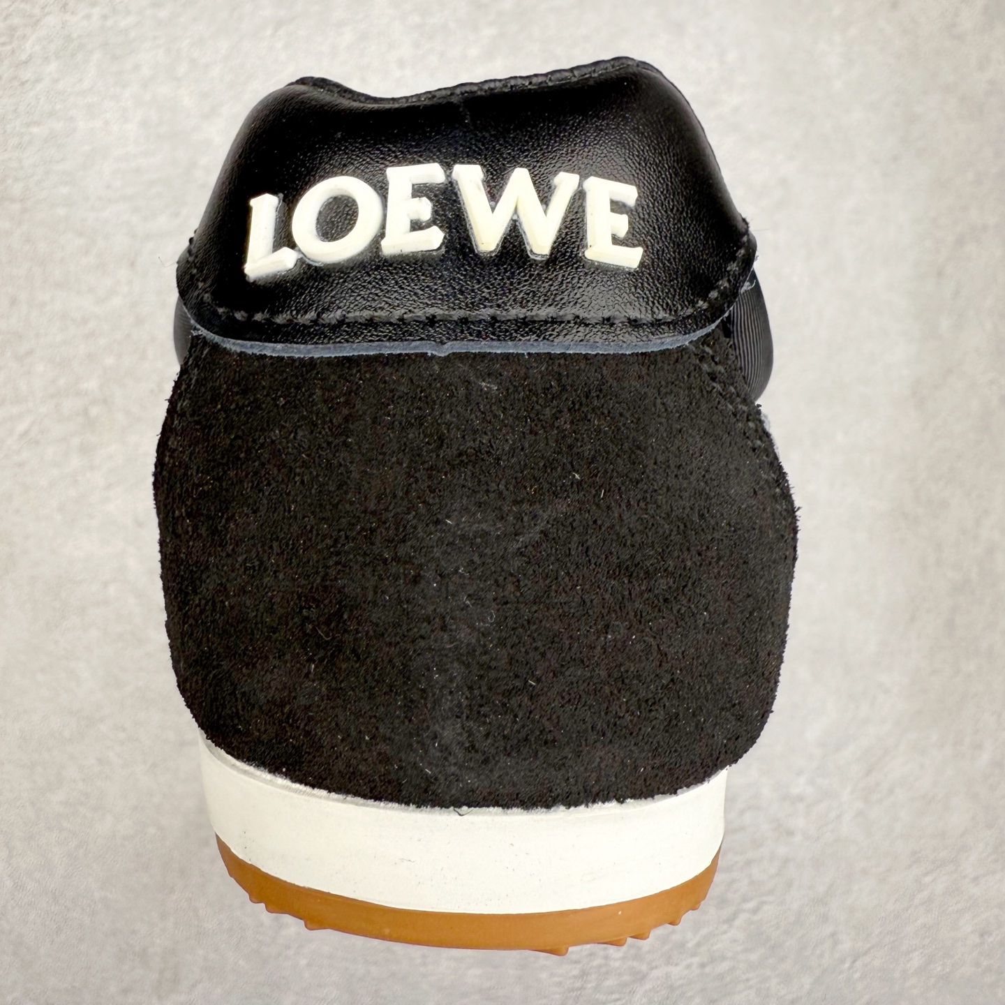 图片[8]-＃福利特价 罗意威Loewe Ballet Runner 2.0 Sneakers 芭蕾舞2.0系列阿甘复古风德训薄底百搭休闲运动鞋 市面最高性价比 实体平台跑量 主打推荐好货 采用反绒牛皮革拼接头层皮饰片鞋面材质鞋身原装高密度防刮尼龙面料,极好柔软效果双层乳胶缓震鞋垫外部搭配轻量EVA缓震组合橡胶防滑片装外底不对称鞋头设计、袜状内部结构，轻盈橡胶外底延伸至鞋头 20 毫米鞋跟，附白色和同色系鞋带侧面饰有 L 徽标，鞋舌饰有压纹 Anagram 后跟标签饰有注塑橡胶 LOEWE 标志升级原楦型开发纸版全手工拉帮工艺成型 尺码：35 36 37 38 39 40 41 42 43 44 45-选品中心