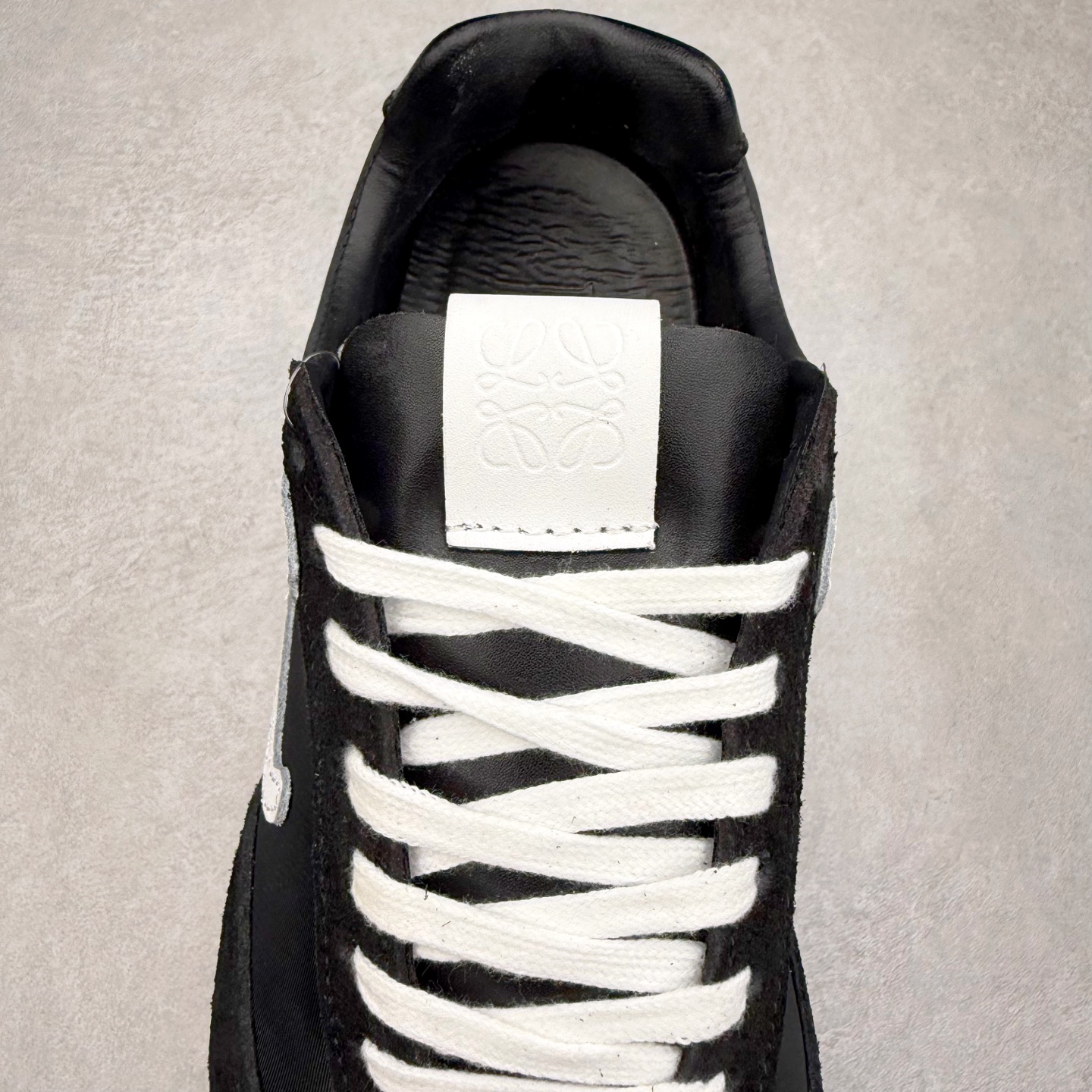 图片[5]-＃福利特价 罗意威Loewe Ballet Runner 2.0 Sneakers 芭蕾舞2.0系列阿甘复古风德训薄底百搭休闲运动鞋 市面最高性价比 实体平台跑量 主打推荐好货 采用反绒牛皮革拼接头层皮饰片鞋面材质鞋身原装高密度防刮尼龙面料,极好柔软效果双层乳胶缓震鞋垫外部搭配轻量EVA缓震组合橡胶防滑片装外底不对称鞋头设计、袜状内部结构，轻盈橡胶外底延伸至鞋头 20 毫米鞋跟，附白色和同色系鞋带侧面饰有 L 徽标，鞋舌饰有压纹 Anagram 后跟标签饰有注塑橡胶 LOEWE 标志升级原楦型开发纸版全手工拉帮工艺成型 尺码：35 36 37 38 39 40 41 42 43 44 45-选品中心