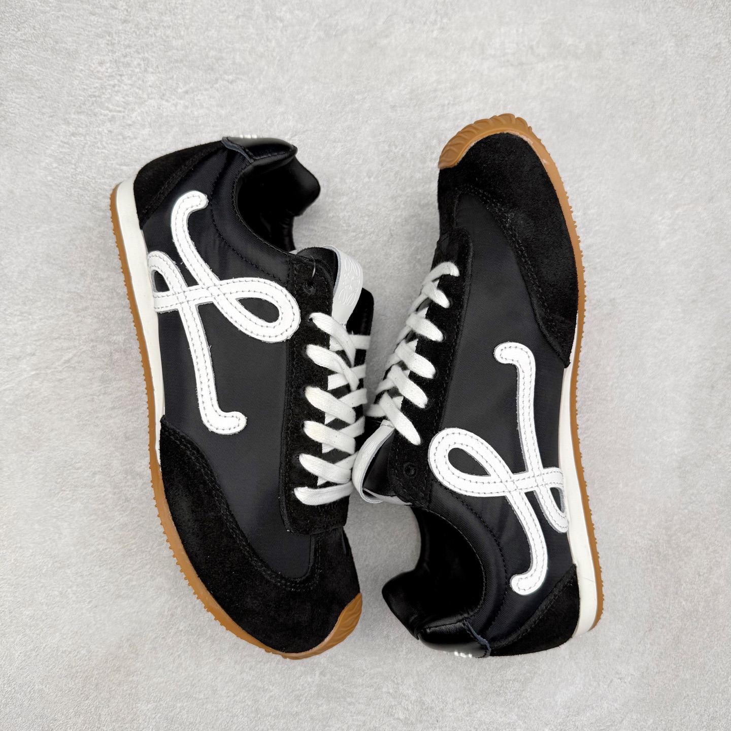 图片[3]-＃福利特价 罗意威Loewe Ballet Runner 2.0 Sneakers 芭蕾舞2.0系列阿甘复古风德训薄底百搭休闲运动鞋 市面最高性价比 实体平台跑量 主打推荐好货 采用反绒牛皮革拼接头层皮饰片鞋面材质鞋身原装高密度防刮尼龙面料,极好柔软效果双层乳胶缓震鞋垫外部搭配轻量EVA缓震组合橡胶防滑片装外底不对称鞋头设计、袜状内部结构，轻盈橡胶外底延伸至鞋头 20 毫米鞋跟，附白色和同色系鞋带侧面饰有 L 徽标，鞋舌饰有压纹 Anagram 后跟标签饰有注塑橡胶 LOEWE 标志升级原楦型开发纸版全手工拉帮工艺成型 尺码：35 36 37 38 39 40 41 42 43 44 45-选品中心