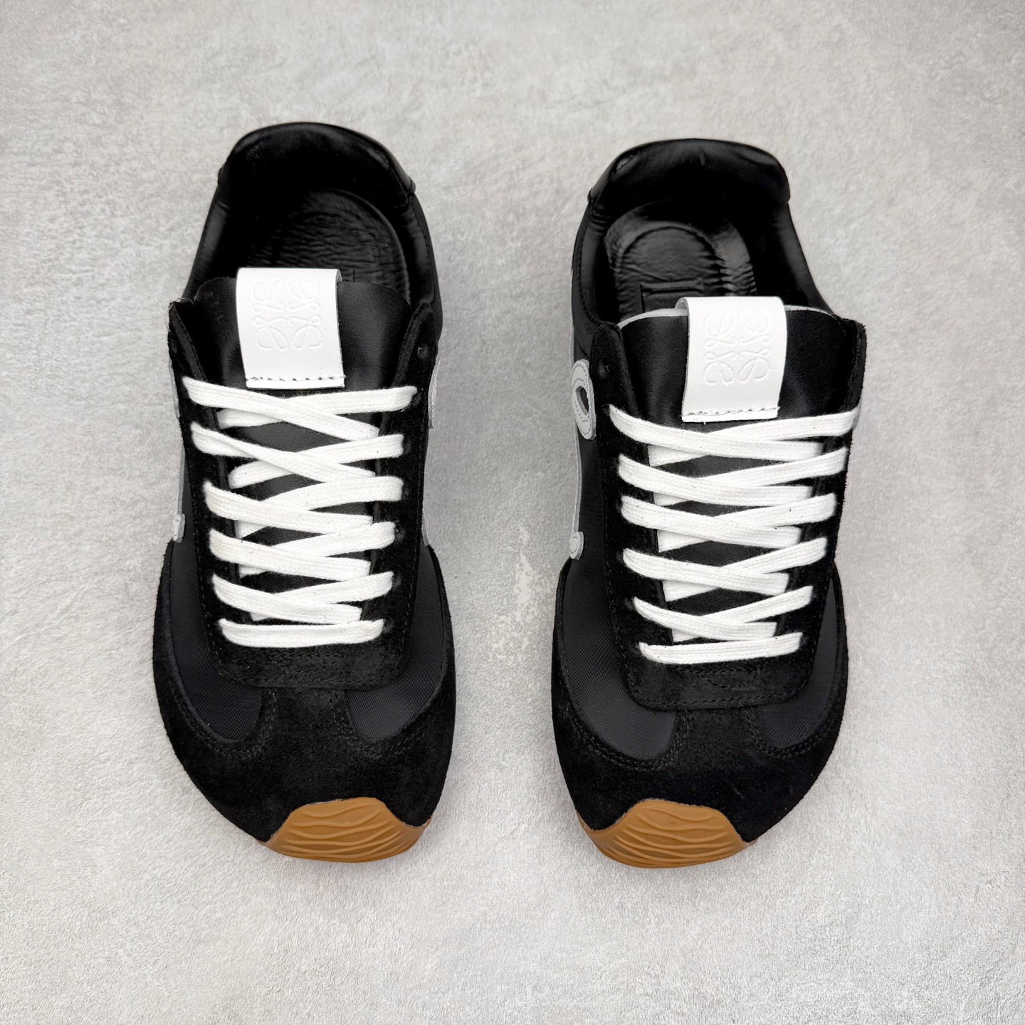 图片[2]-＃福利特价 罗意威Loewe Ballet Runner 2.0 Sneakers 芭蕾舞2.0系列阿甘复古风德训薄底百搭休闲运动鞋 市面最高性价比 实体平台跑量 主打推荐好货 采用反绒牛皮革拼接头层皮饰片鞋面材质鞋身原装高密度防刮尼龙面料,极好柔软效果双层乳胶缓震鞋垫外部搭配轻量EVA缓震组合橡胶防滑片装外底不对称鞋头设计、袜状内部结构，轻盈橡胶外底延伸至鞋头 20 毫米鞋跟，附白色和同色系鞋带侧面饰有 L 徽标，鞋舌饰有压纹 Anagram 后跟标签饰有注塑橡胶 LOEWE 标志升级原楦型开发纸版全手工拉帮工艺成型 尺码：35 36 37 38 39 40 41 42 43 44 45-选品中心