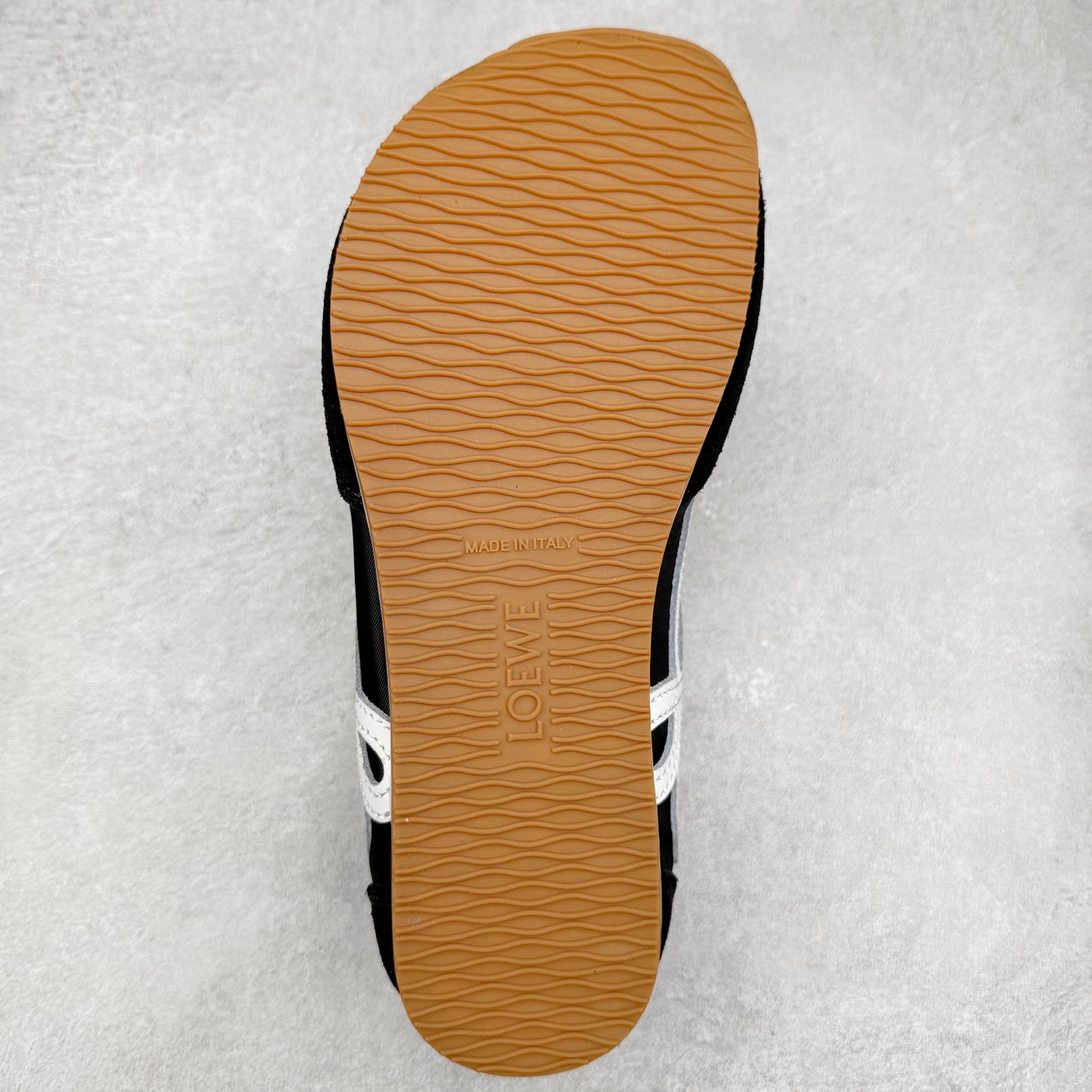 图片[9]-＃福利特价 罗意威Loewe Ballet Runner 2.0 Sneakers 芭蕾舞2.0系列阿甘复古风德训薄底百搭休闲运动鞋 市面最高性价比 实体平台跑量 主打推荐好货 采用反绒牛皮革拼接头层皮饰片鞋面材质鞋身原装高密度防刮尼龙面料,极好柔软效果双层乳胶缓震鞋垫外部搭配轻量EVA缓震组合橡胶防滑片装外底不对称鞋头设计、袜状内部结构，轻盈橡胶外底延伸至鞋头 20 毫米鞋跟，附白色和同色系鞋带侧面饰有 L 徽标，鞋舌饰有压纹 Anagram 后跟标签饰有注塑橡胶 LOEWE 标志升级原楦型开发纸版全手工拉帮工艺成型 尺码：35 36 37 38 39 40 41 42 43 44 45-选品中心