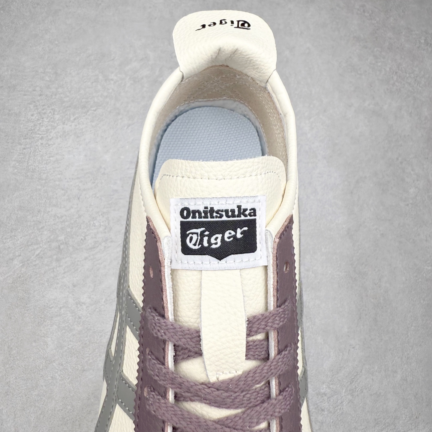 图片[5]-＃C版 Asics Onitsuka Tiger MEXICO 66 亚瑟士鬼冢虎复古经典板鞋 市场王者选手 海外订单工厂出品 长期生产补货永不断码 超成熟稳定的做工品控 原装全套纸板楦头开发 原汁原味 完美呈现版型 私模正确鞋底咬花纹路 一比一鞋头弧度高度鞋身弧度 绝不口嗨 细节品控鞋型随意秒杀市面 原档咬花纹路私模大底 一个单元有六个三角形 总体形拼接呈现花瓣状 官方四联吊牌 原装Ortholite轻量化鞋垫 原盒原配 质保卡 说明书 钢印防尘纸 纸板中底带钢印 乳胶组合鞋垫 支持全方位的对比专柜 产品从款式颜色造型上体现出追求舒适和细节的完美 鞋类更是推崇手工制作的严谨与完美 融舒适性与可穿性的设计风格 注重细节的完美和别致魅力 既保持稳重 又不失轻松的时尚感 尺码：36 37 37.5 38 39 39.5 40 40.5 41.5 42 42.5 43.5 44 45-选品中心