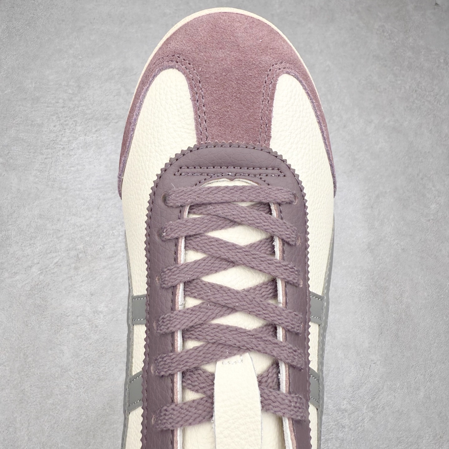 图片[4]-＃C版 Asics Onitsuka Tiger MEXICO 66 亚瑟士鬼冢虎复古经典板鞋 市场王者选手 海外订单工厂出品 长期生产补货永不断码 超成熟稳定的做工品控 原装全套纸板楦头开发 原汁原味 完美呈现版型 私模正确鞋底咬花纹路 一比一鞋头弧度高度鞋身弧度 绝不口嗨 细节品控鞋型随意秒杀市面 原档咬花纹路私模大底 一个单元有六个三角形 总体形拼接呈现花瓣状 官方四联吊牌 原装Ortholite轻量化鞋垫 原盒原配 质保卡 说明书 钢印防尘纸 纸板中底带钢印 乳胶组合鞋垫 支持全方位的对比专柜 产品从款式颜色造型上体现出追求舒适和细节的完美 鞋类更是推崇手工制作的严谨与完美 融舒适性与可穿性的设计风格 注重细节的完美和别致魅力 既保持稳重 又不失轻松的时尚感 尺码：36 37 37.5 38 39 39.5 40 40.5 41.5 42 42.5 43.5 44 45-选品中心