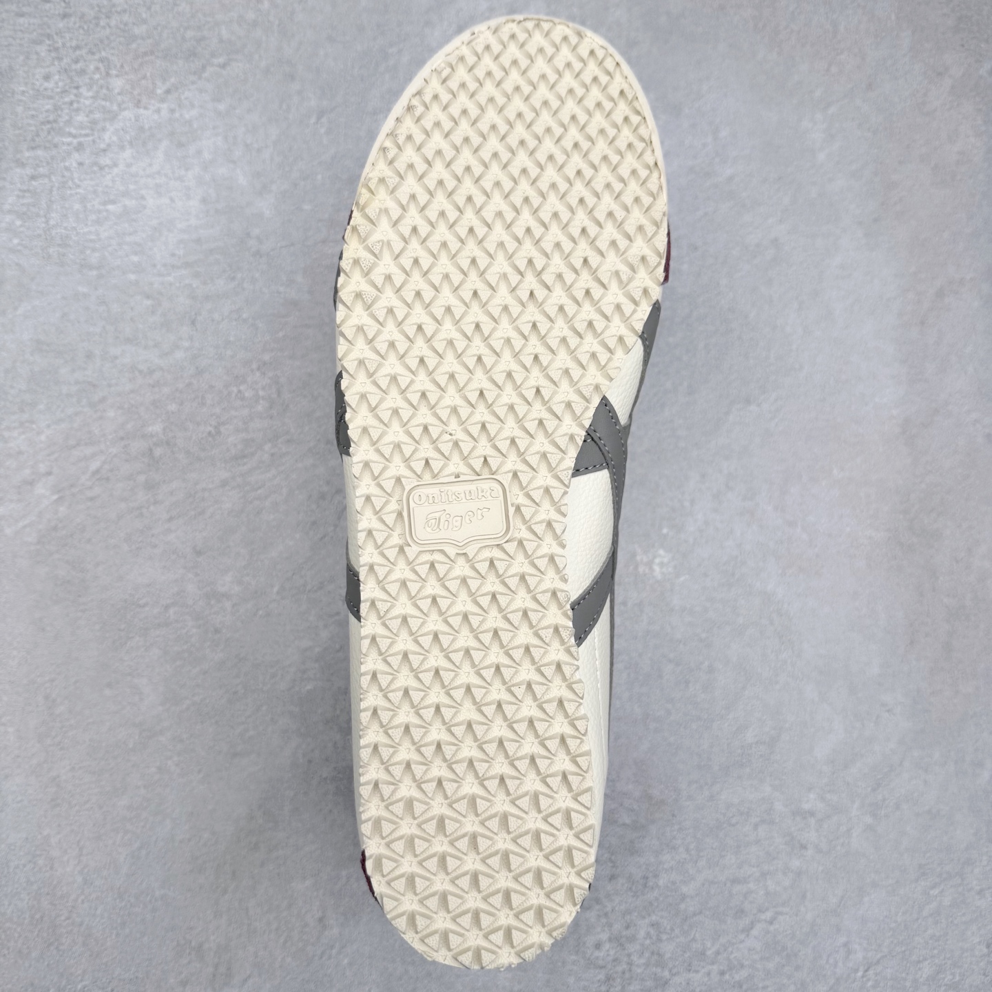 图片[9]-＃C版 Asics Onitsuka Tiger MEXICO 66 亚瑟士鬼冢虎复古经典板鞋 市场王者选手 海外订单工厂出品 长期生产补货永不断码 超成熟稳定的做工品控 原装全套纸板楦头开发 原汁原味 完美呈现版型 私模正确鞋底咬花纹路 一比一鞋头弧度高度鞋身弧度 绝不口嗨 细节品控鞋型随意秒杀市面 原档咬花纹路私模大底 一个单元有六个三角形 总体形拼接呈现花瓣状 官方四联吊牌 原装Ortholite轻量化鞋垫 原盒原配 质保卡 说明书 钢印防尘纸 纸板中底带钢印 乳胶组合鞋垫 支持全方位的对比专柜 产品从款式颜色造型上体现出追求舒适和细节的完美 鞋类更是推崇手工制作的严谨与完美 融舒适性与可穿性的设计风格 注重细节的完美和别致魅力 既保持稳重 又不失轻松的时尚感 尺码：36 37 37.5 38 39 39.5 40 40.5 41.5 42 42.5 43.5 44 45-选品中心