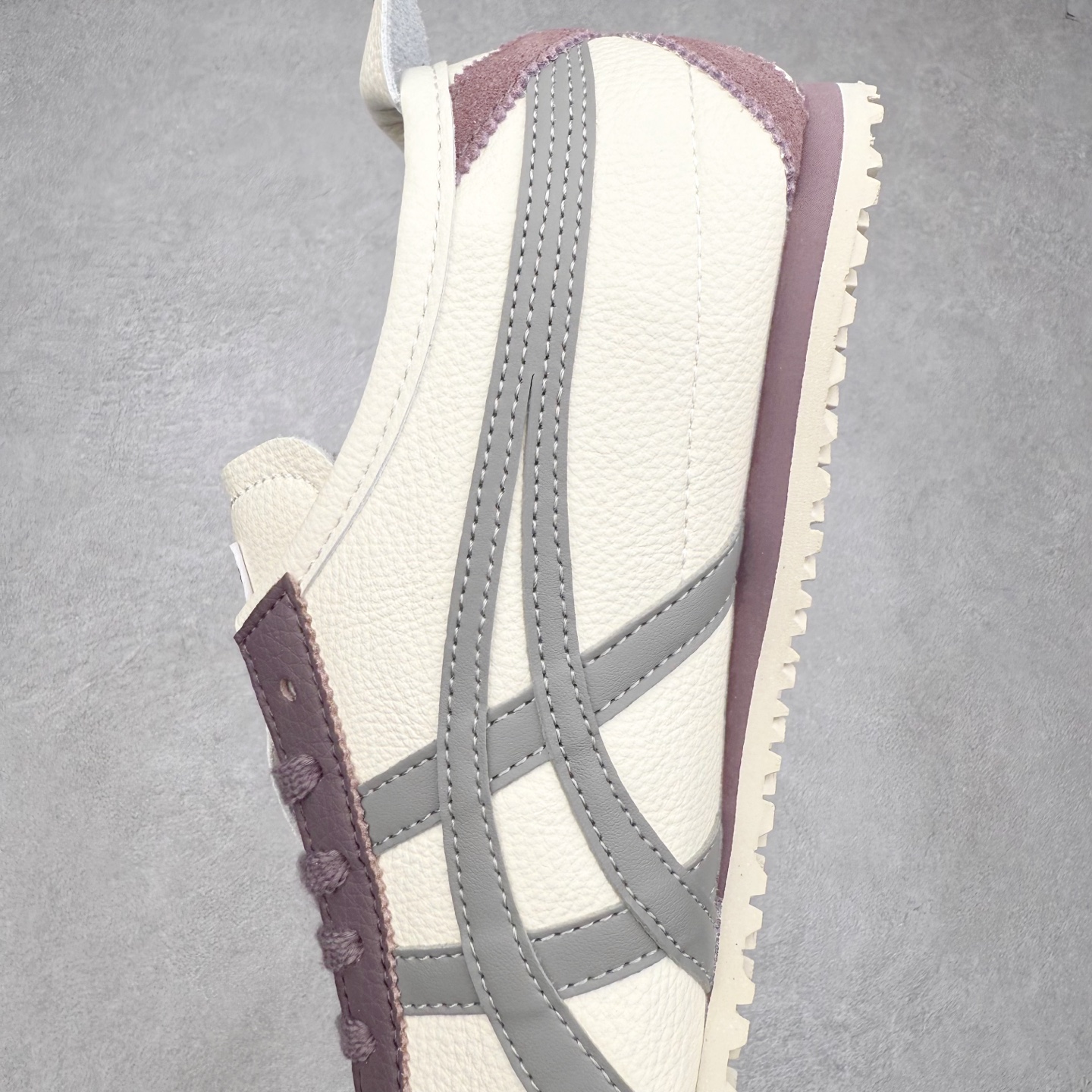 图片[7]-＃C版 Asics Onitsuka Tiger MEXICO 66 亚瑟士鬼冢虎复古经典板鞋 市场王者选手 海外订单工厂出品 长期生产补货永不断码 超成熟稳定的做工品控 原装全套纸板楦头开发 原汁原味 完美呈现版型 私模正确鞋底咬花纹路 一比一鞋头弧度高度鞋身弧度 绝不口嗨 细节品控鞋型随意秒杀市面 原档咬花纹路私模大底 一个单元有六个三角形 总体形拼接呈现花瓣状 官方四联吊牌 原装Ortholite轻量化鞋垫 原盒原配 质保卡 说明书 钢印防尘纸 纸板中底带钢印 乳胶组合鞋垫 支持全方位的对比专柜 产品从款式颜色造型上体现出追求舒适和细节的完美 鞋类更是推崇手工制作的严谨与完美 融舒适性与可穿性的设计风格 注重细节的完美和别致魅力 既保持稳重 又不失轻松的时尚感 尺码：36 37 37.5 38 39 39.5 40 40.5 41.5 42 42.5 43.5 44 45-选品中心