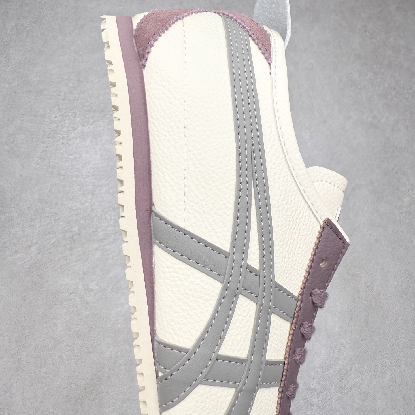 图片[6]-＃C版 Asics Onitsuka Tiger MEXICO 66 亚瑟士鬼冢虎复古经典板鞋 市场王者选手 海外订单工厂出品 长期生产补货永不断码 超成熟稳定的做工品控 原装全套纸板楦头开发 原汁原味 完美呈现版型 私模正确鞋底咬花纹路 一比一鞋头弧度高度鞋身弧度 绝不口嗨 细节品控鞋型随意秒杀市面 原档咬花纹路私模大底 一个单元有六个三角形 总体形拼接呈现花瓣状 官方四联吊牌 原装Ortholite轻量化鞋垫 原盒原配 质保卡 说明书 钢印防尘纸 纸板中底带钢印 乳胶组合鞋垫 支持全方位的对比专柜 产品从款式颜色造型上体现出追求舒适和细节的完美 鞋类更是推崇手工制作的严谨与完美 融舒适性与可穿性的设计风格 注重细节的完美和别致魅力 既保持稳重 又不失轻松的时尚感 尺码：36 37 37.5 38 39 39.5 40 40.5 41.5 42 42.5 43.5 44 45-选品中心