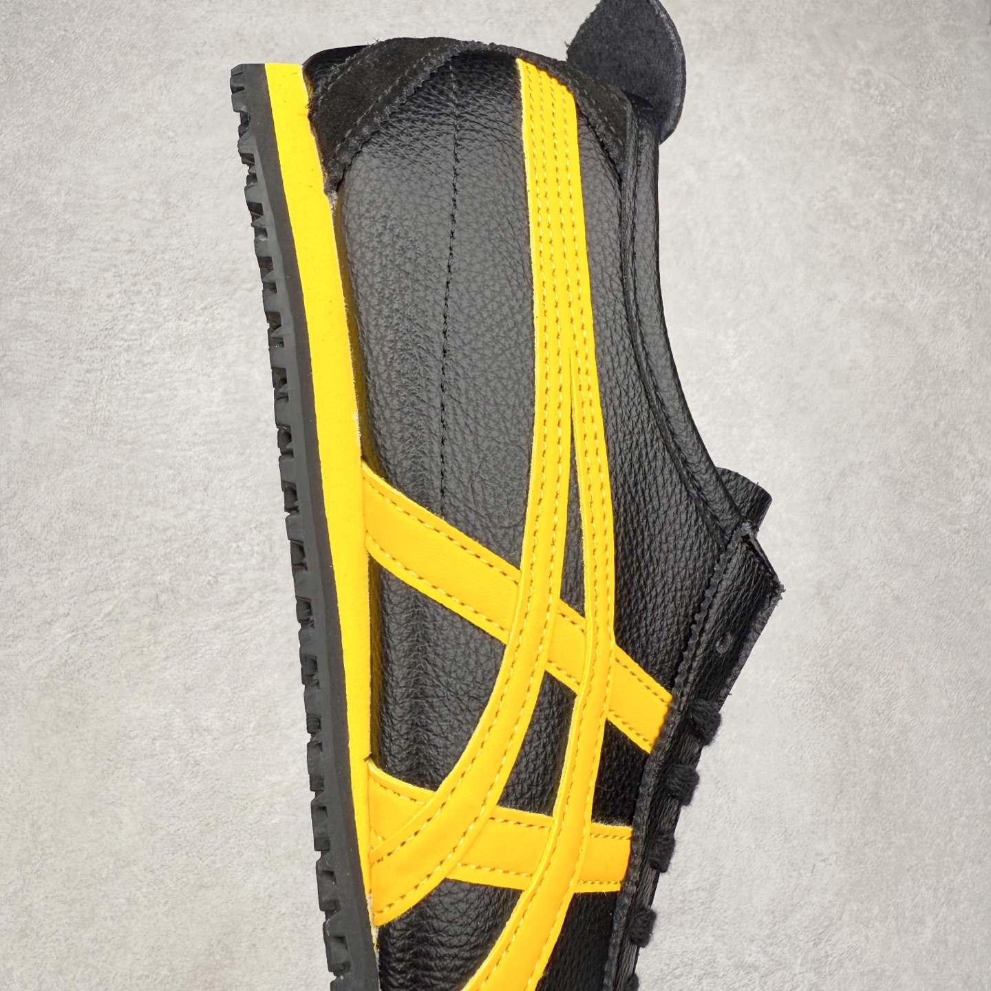 图片[6]-＃C版 Asics Onitsuka Tiger MEXICO 66 亚瑟士鬼冢虎复古经典板鞋 市场王者选手 海外订单工厂出品 长期生产补货永不断码 超成熟稳定的做工品控 原装全套纸板楦头开发 原汁原味 完美呈现版型 私模正确鞋底咬花纹路 一比一鞋头弧度高度鞋身弧度 绝不口嗨 细节品控鞋型随意秒杀市面 原档咬花纹路私模大底 一个单元有六个三角形 总体形拼接呈现花瓣状 官方四联吊牌 原装Ortholite轻量化鞋垫 原盒原配 质保卡 说明书 钢印防尘纸 纸板中底带钢印 乳胶组合鞋垫 支持全方位的对比专柜 产品从款式颜色造型上体现出追求舒适和细节的完美 鞋类更是推崇手工制作的严谨与完美 融舒适性与可穿性的设计风格 注重细节的完美和别致魅力 既保持稳重 又不失轻松的时尚感 尺码：36 37 37.5 38 39 39.5 40 40.5 41.5 42 42.5 43.5 44 45-选品中心