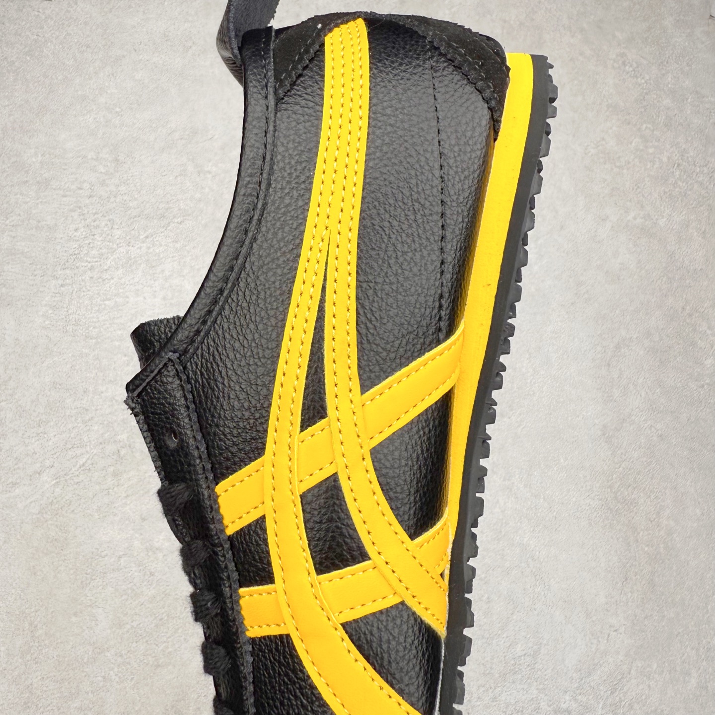图片[7]-＃C版 Asics Onitsuka Tiger MEXICO 66 亚瑟士鬼冢虎复古经典板鞋 市场王者选手 海外订单工厂出品 长期生产补货永不断码 超成熟稳定的做工品控 原装全套纸板楦头开发 原汁原味 完美呈现版型 私模正确鞋底咬花纹路 一比一鞋头弧度高度鞋身弧度 绝不口嗨 细节品控鞋型随意秒杀市面 原档咬花纹路私模大底 一个单元有六个三角形 总体形拼接呈现花瓣状 官方四联吊牌 原装Ortholite轻量化鞋垫 原盒原配 质保卡 说明书 钢印防尘纸 纸板中底带钢印 乳胶组合鞋垫 支持全方位的对比专柜 产品从款式颜色造型上体现出追求舒适和细节的完美 鞋类更是推崇手工制作的严谨与完美 融舒适性与可穿性的设计风格 注重细节的完美和别致魅力 既保持稳重 又不失轻松的时尚感 尺码：36 37 37.5 38 39 39.5 40 40.5 41.5 42 42.5 43.5 44 45-选品中心